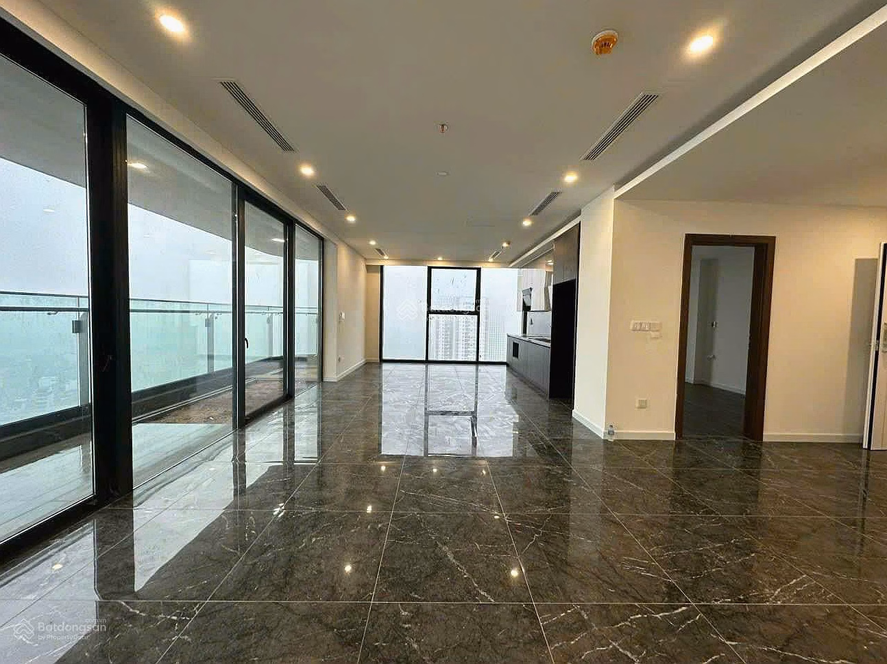 The most beautiful transfer apartment in Golden River with Red River view, high floor, fully furnished, good price