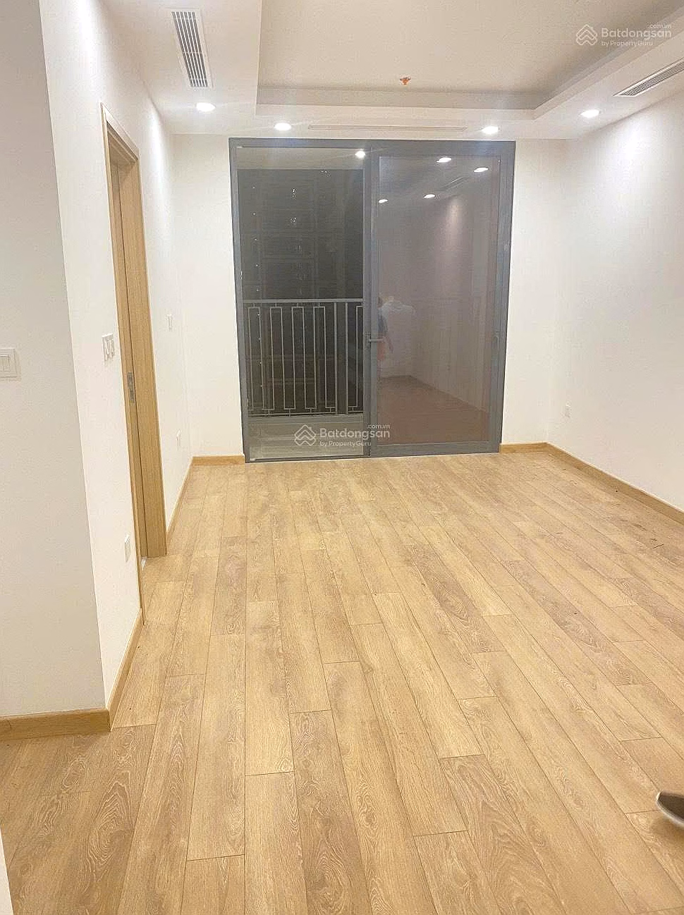 Need to urgently sell 2 bedroom 82m2 apartment, new middle floor, airy view at Hinode City, price 9 billion