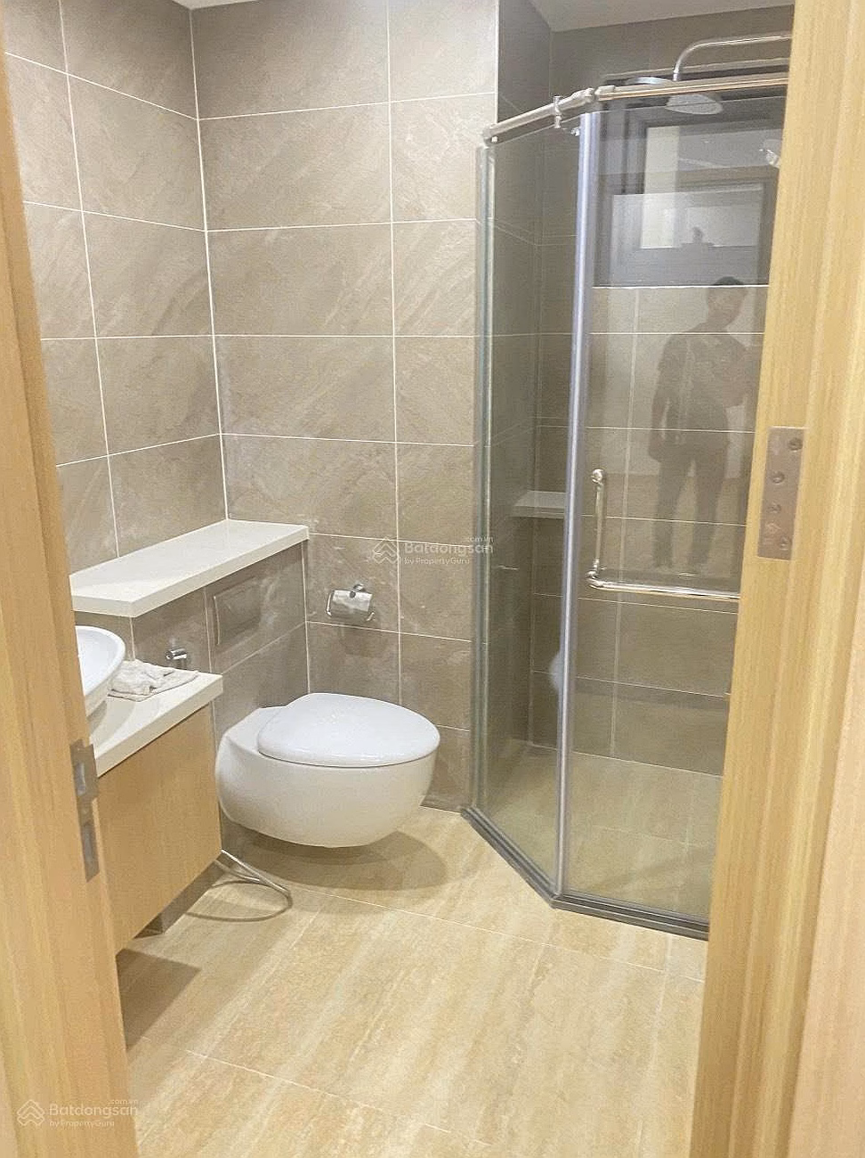 Need to urgently sell 2 bedroom 82m2 apartment, new middle floor, airy view at Hinode City, price 9 billion