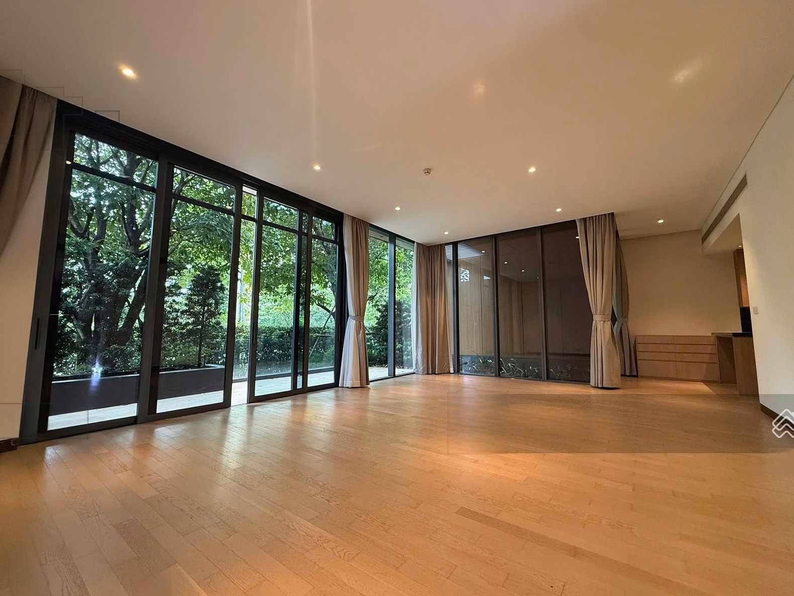 Duplex for rent 3 bedrooms 255m2 Empire Cove, green interior view, basic furniture