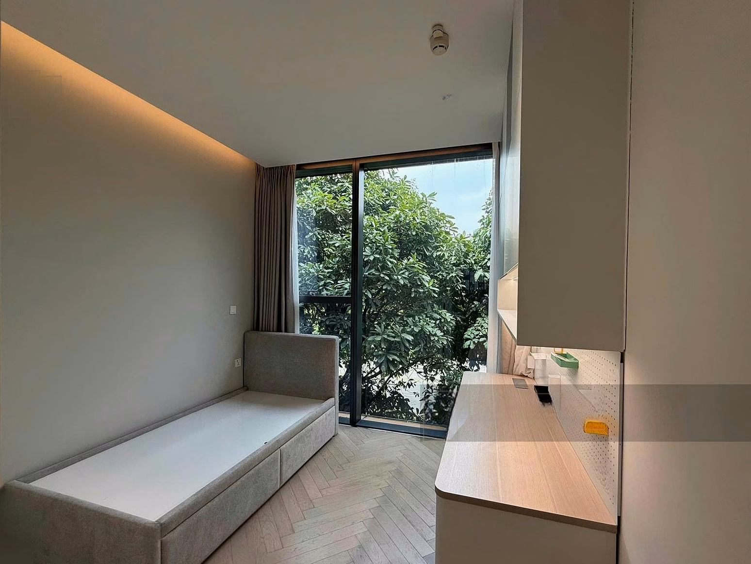 Duplex for rent 3 bedrooms 255m2 Empire Cove, green interior view, basic furniture