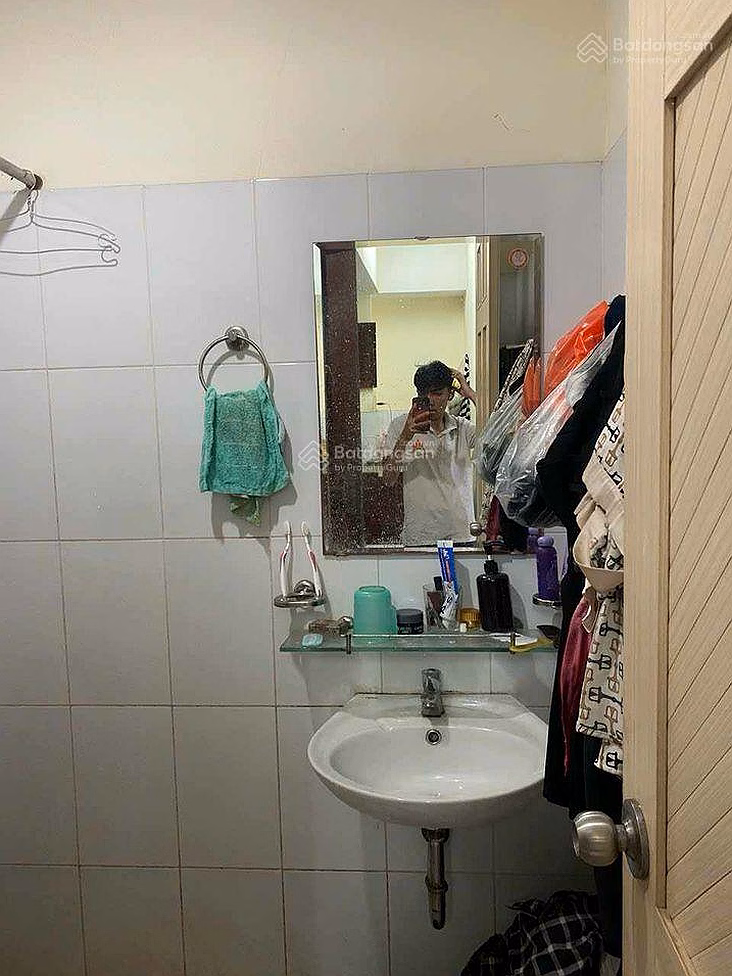 The owner sent the apartment 2 bedrooms 2 bathrooms HQC Hoc Mon, there is a sales contract, the book has not been issued yet