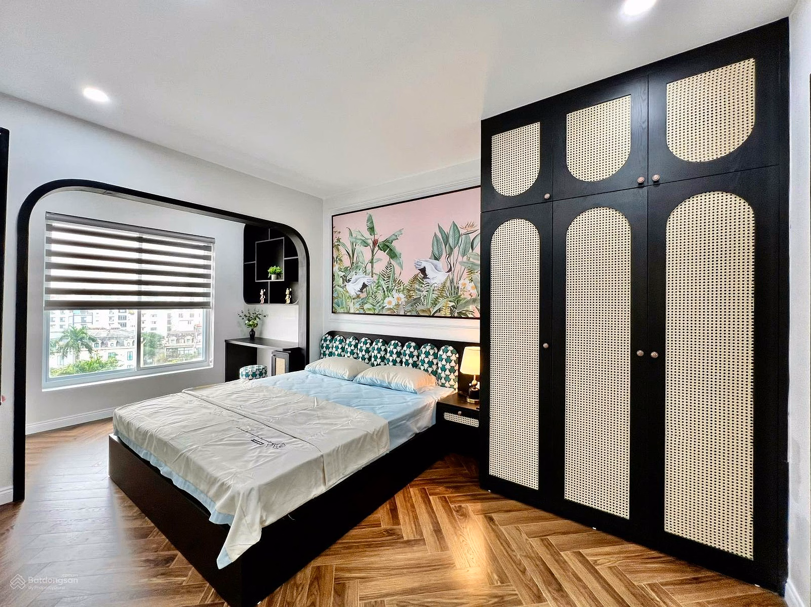 Owner sells apartment 206m2 183 Ha Dinh, 4 bedrooms, 3 bathrooms, 100% new furniture, 24/7 house viewing included