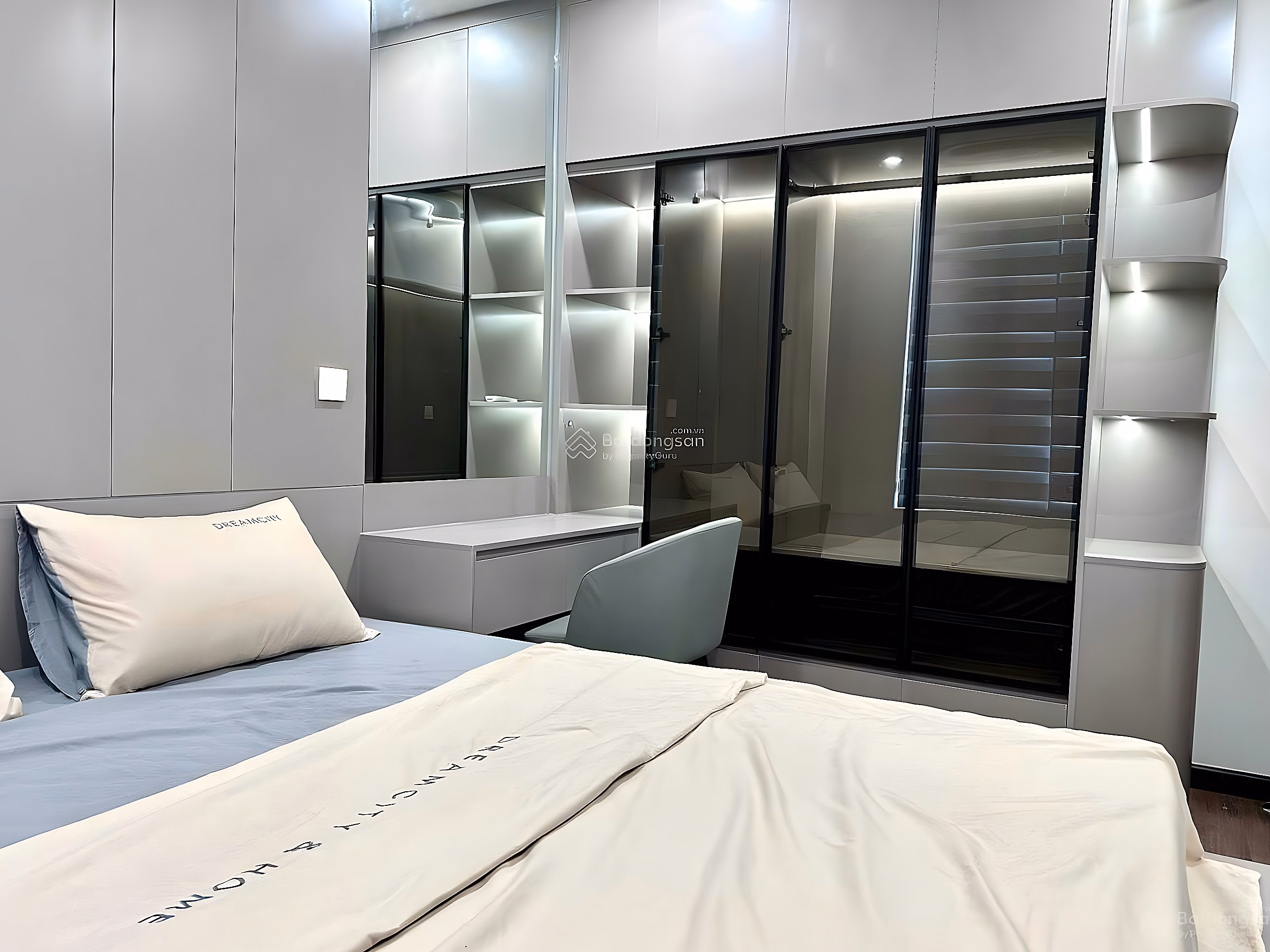 The owner sells a 3-bedroom apartment with area 85m2 in JSC apartment 34 Le Van Luong, price 6.2 billion including fees***