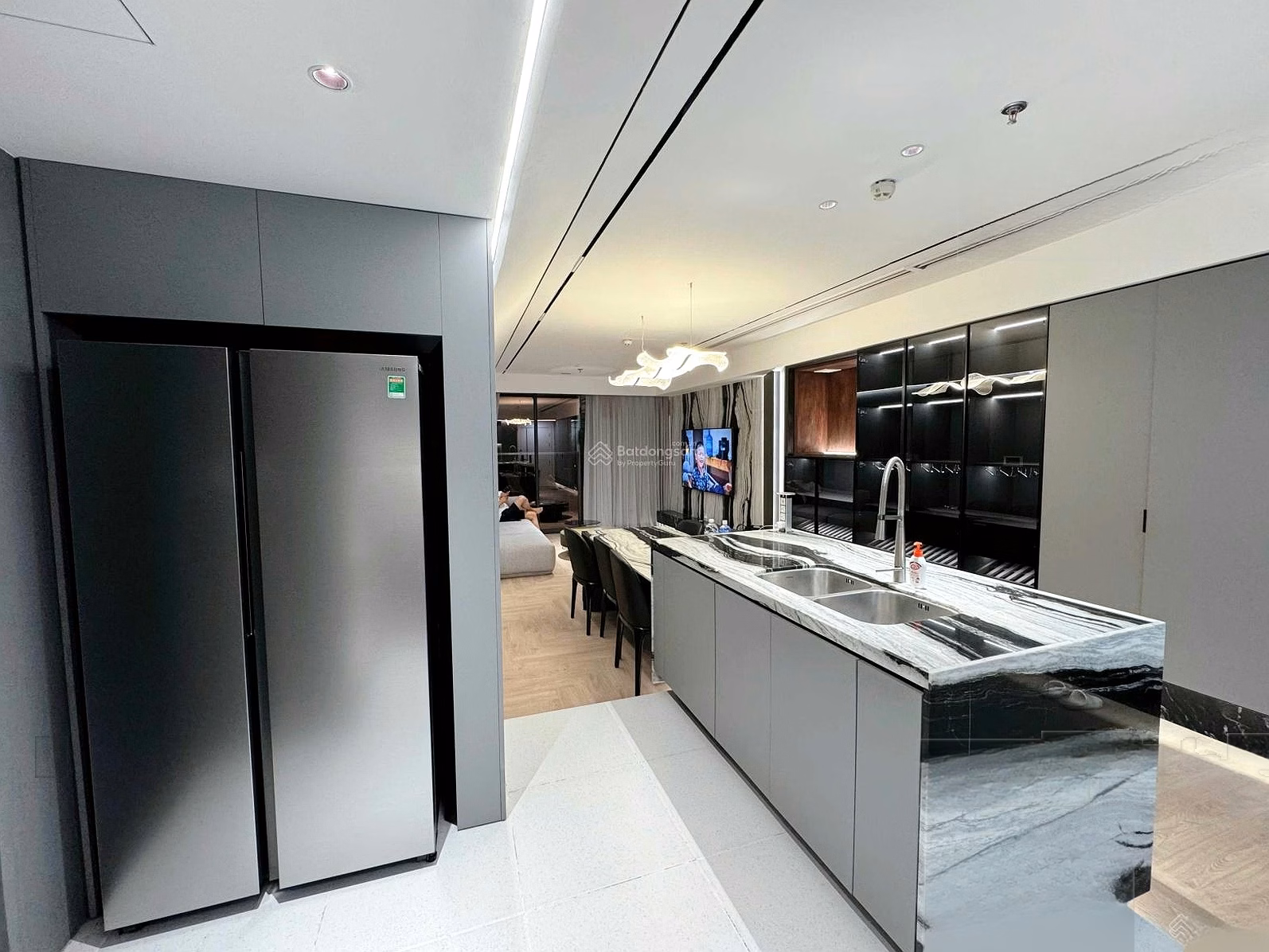 The owner needs to sell a 3-bedroom corner apartment in building A, full of high-class furniture, high floor with city view