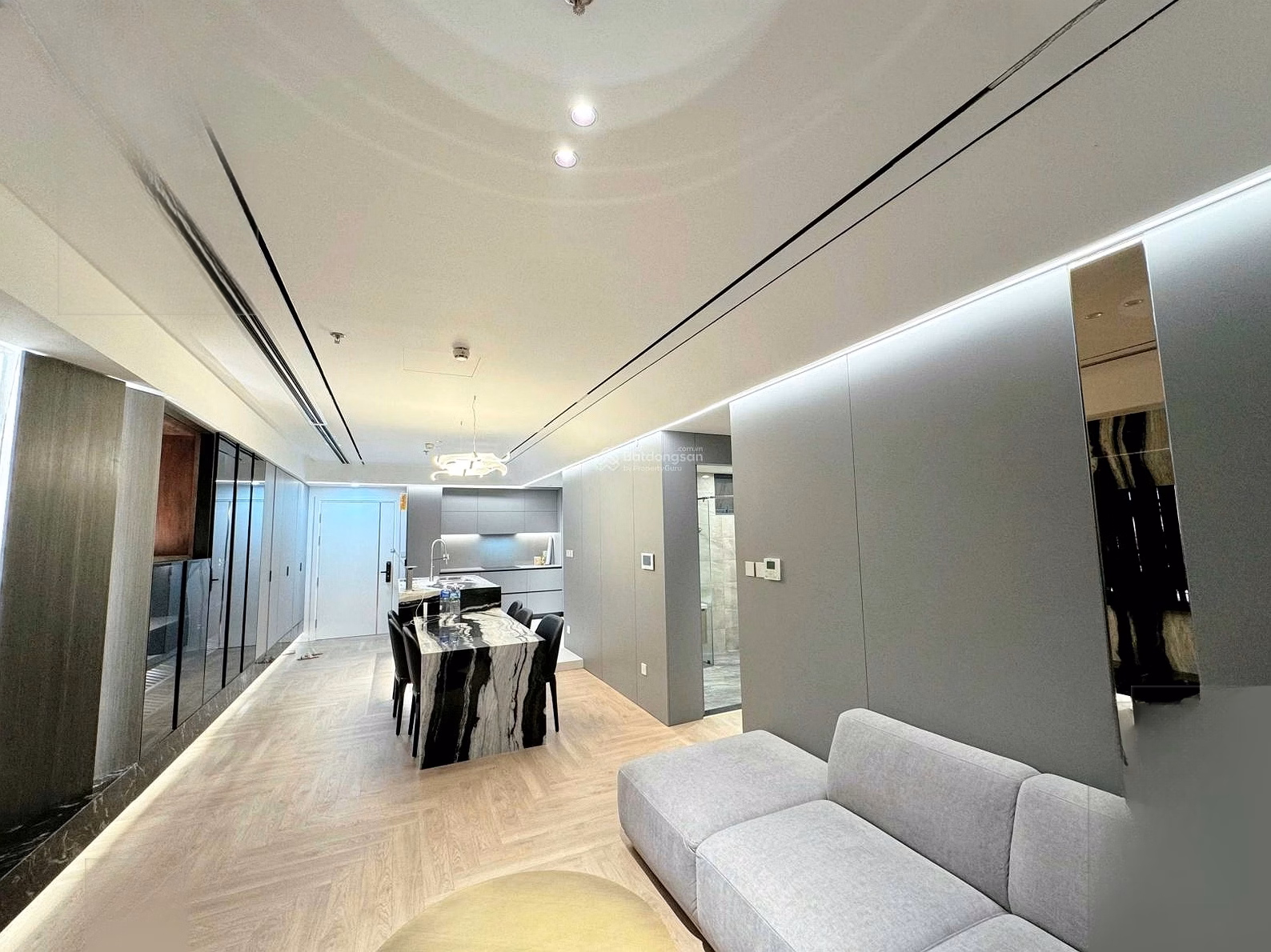 The owner needs to sell a 3-bedroom corner apartment in building A, full of high-class furniture, high floor with city view