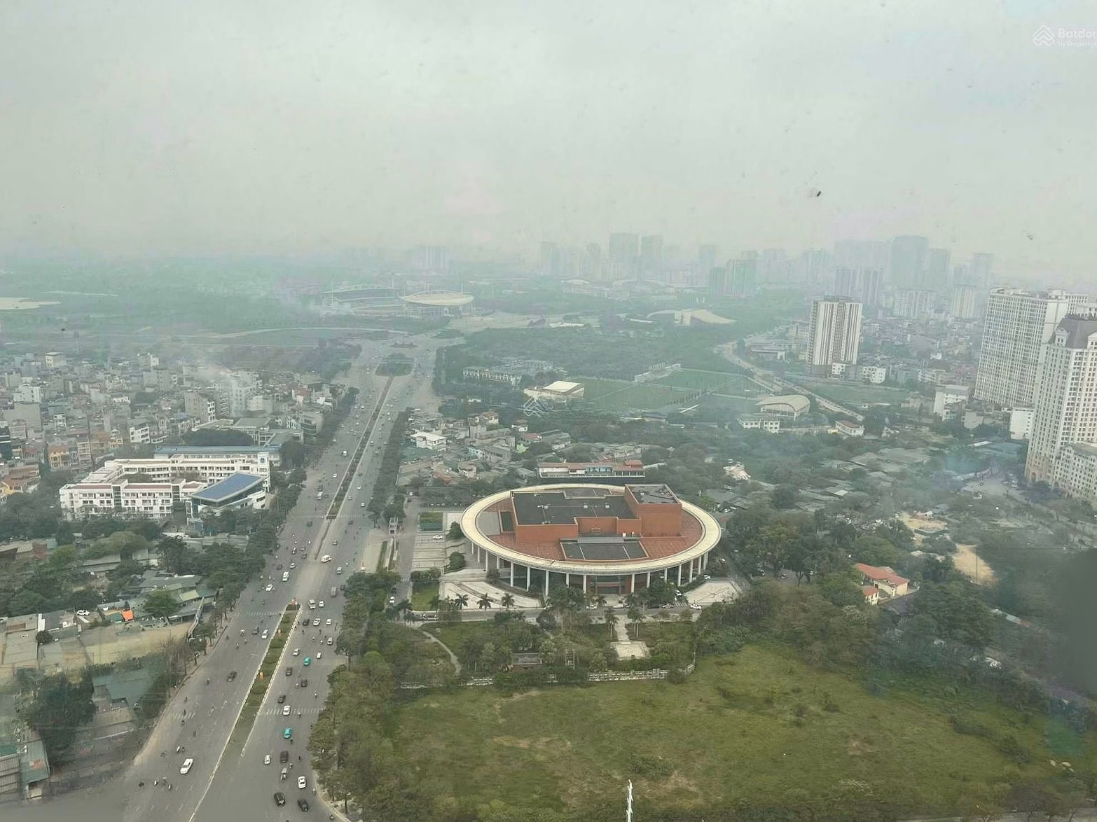 The owner needs to sell a 3-bedroom corner apartment in building A, full of high-class furniture, high floor with city view