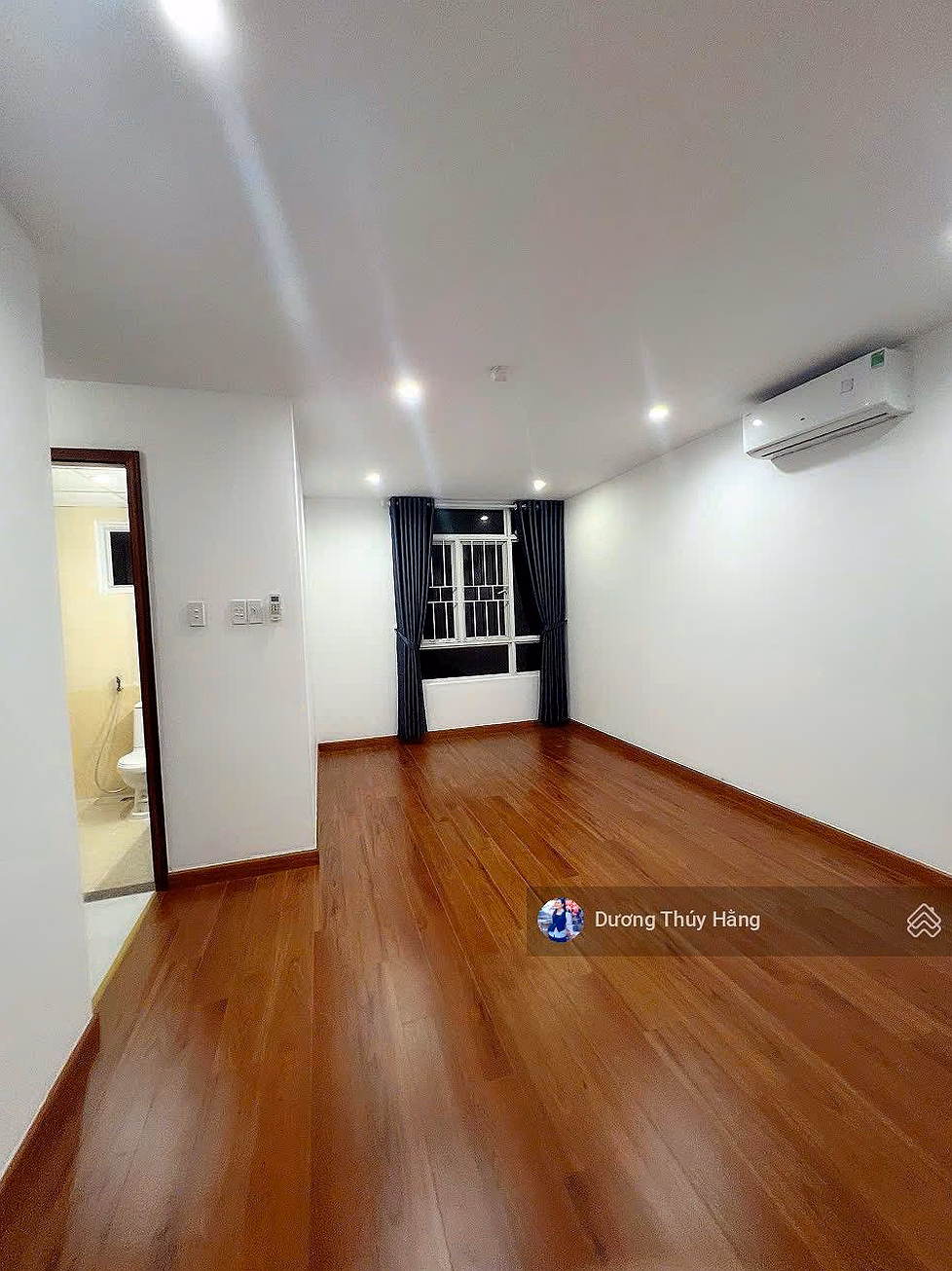 Specializing in selling good price Giai Viet CC large area 3 bedrooms - 150m2 area, beautiful house, pink book, full amenities with shopping center