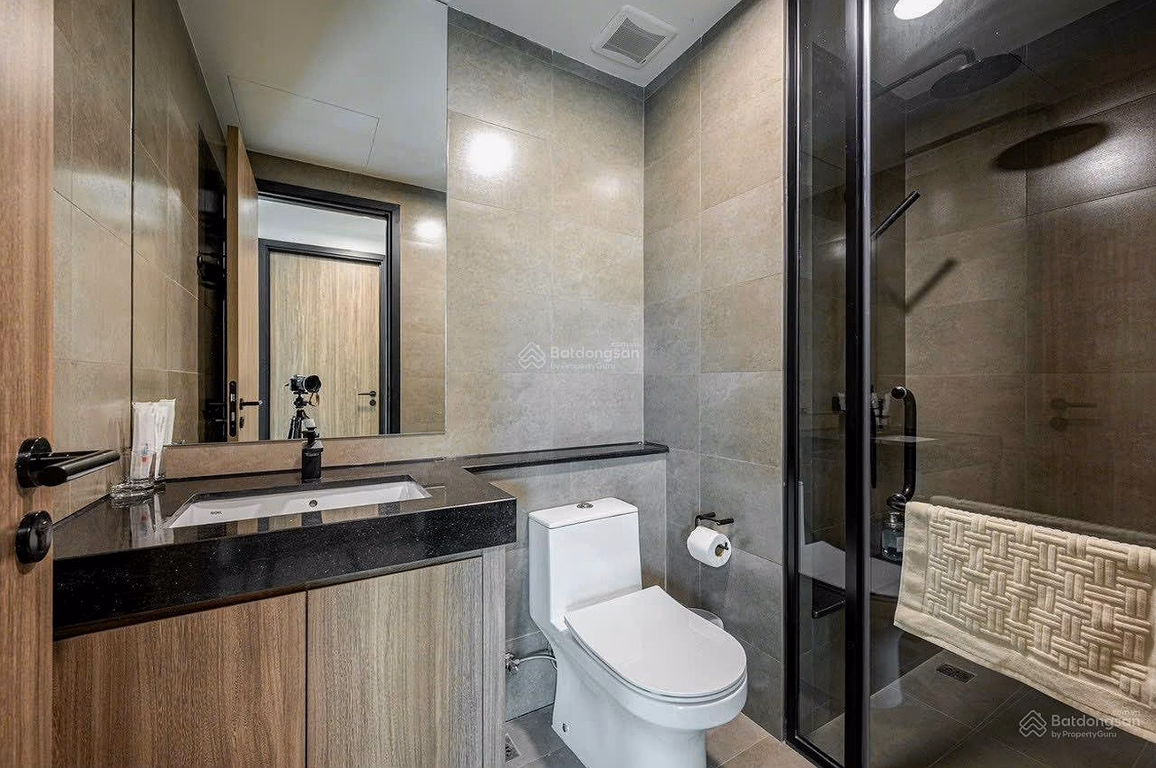 Specializing in selling good price Giai Viet CC large area 3 bedrooms - 150m2 area, beautiful house, pink book, full amenities with shopping center