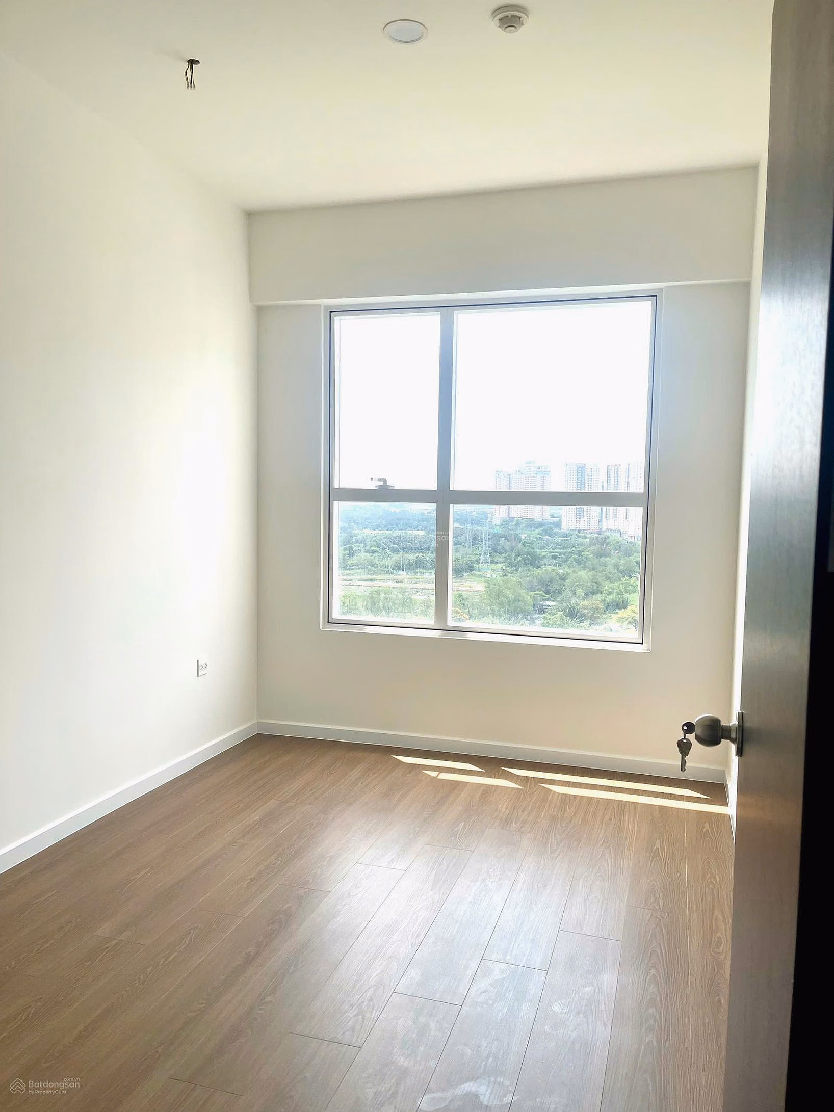 Hot selling 2 bedroom, 2 bathroom apartment at Sunrise Riverside for only 5.2 billion VND (South District 7 center)