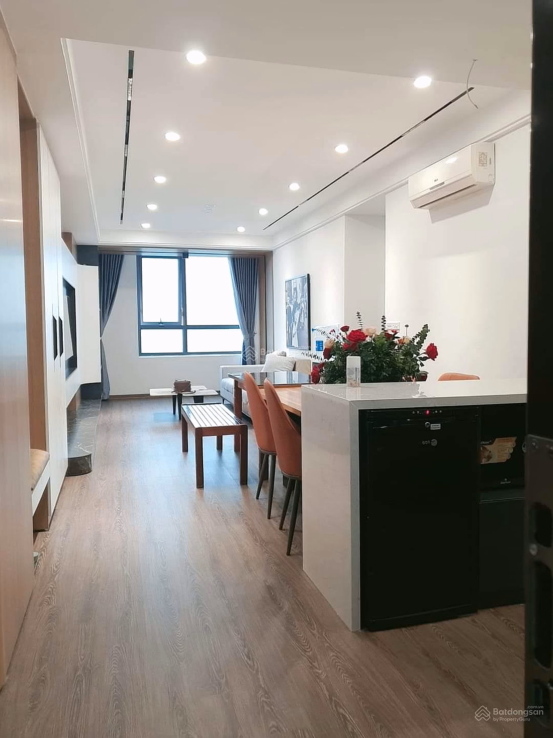 The owner is selling a beautiful corner apartment with 3 bedrooms, 2 bathrooms, 95.5m2, lake view, building N03T1 Ngoai Giao Doan, 0393 755 ***