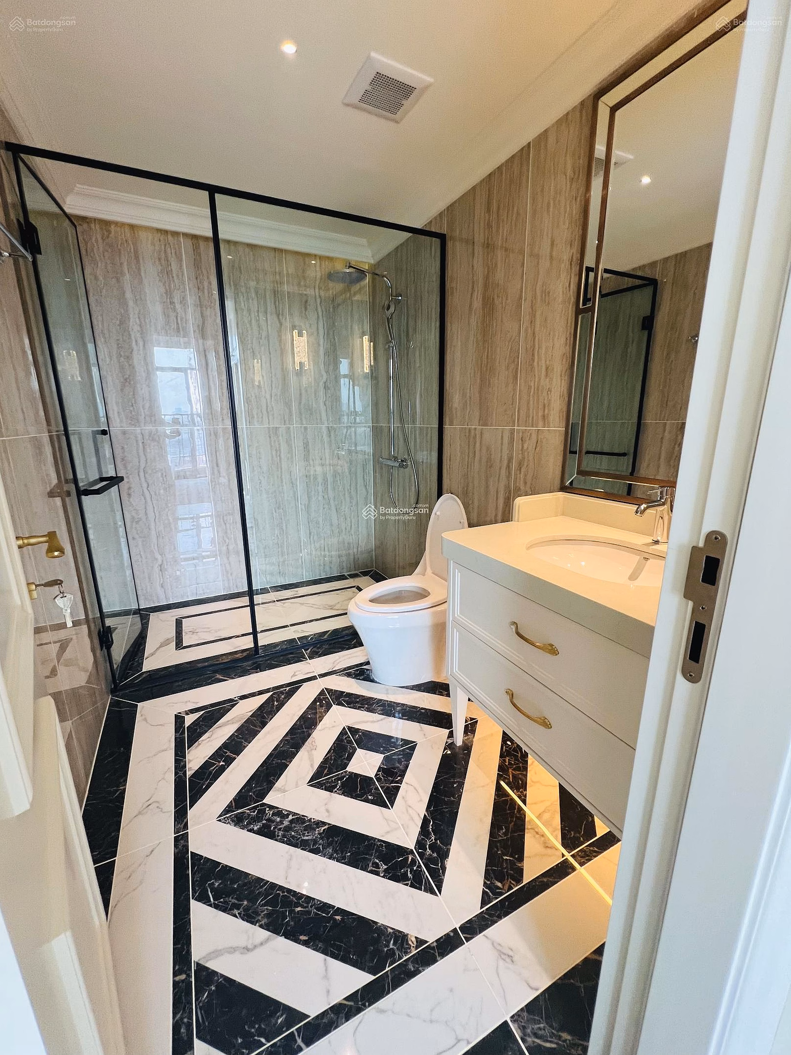 Urgent sale of 3-bedroom corner apartment - 111.4m2 in Hateco Laroma building, Lang Pagoda, fully furnished, long-term registration available