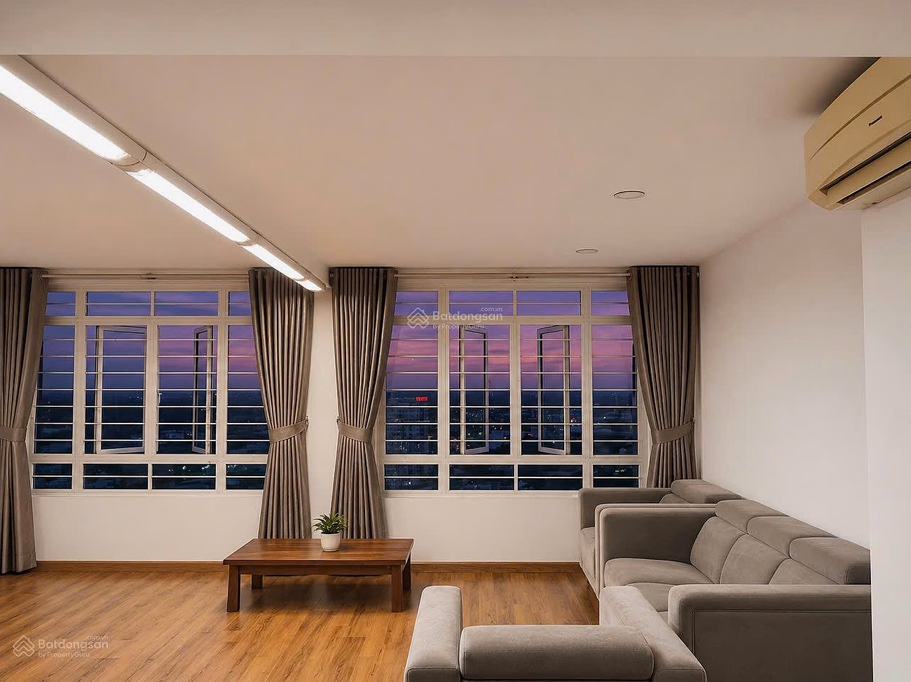 Need to sell quickly Phu Hoang Anh lofthouse apartments 150m2. 3 bedrooms, open view, private window