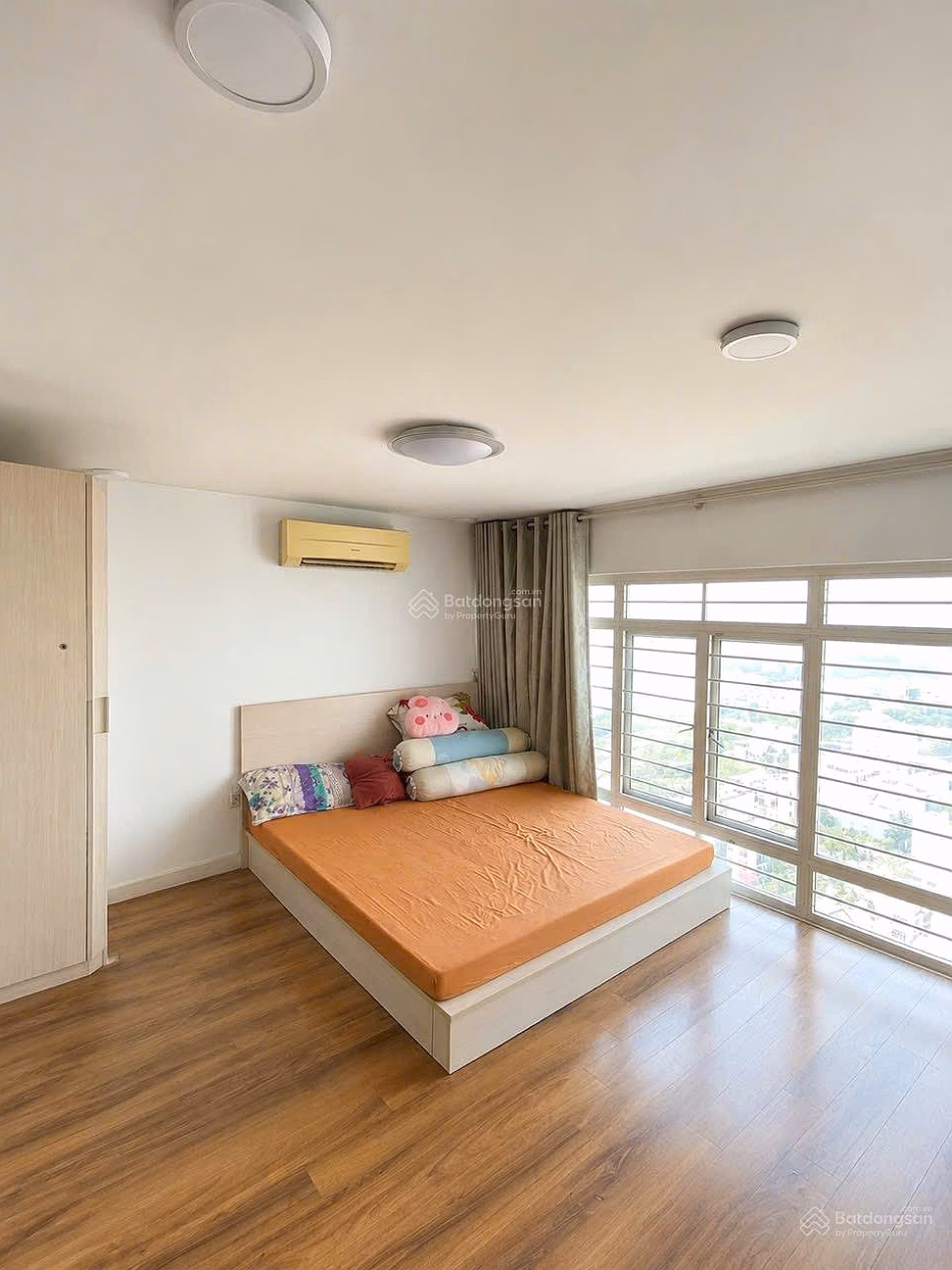 Need to sell quickly Phu Hoang Anh lofthouse apartments 150m2. 3 bedrooms, open view, private window