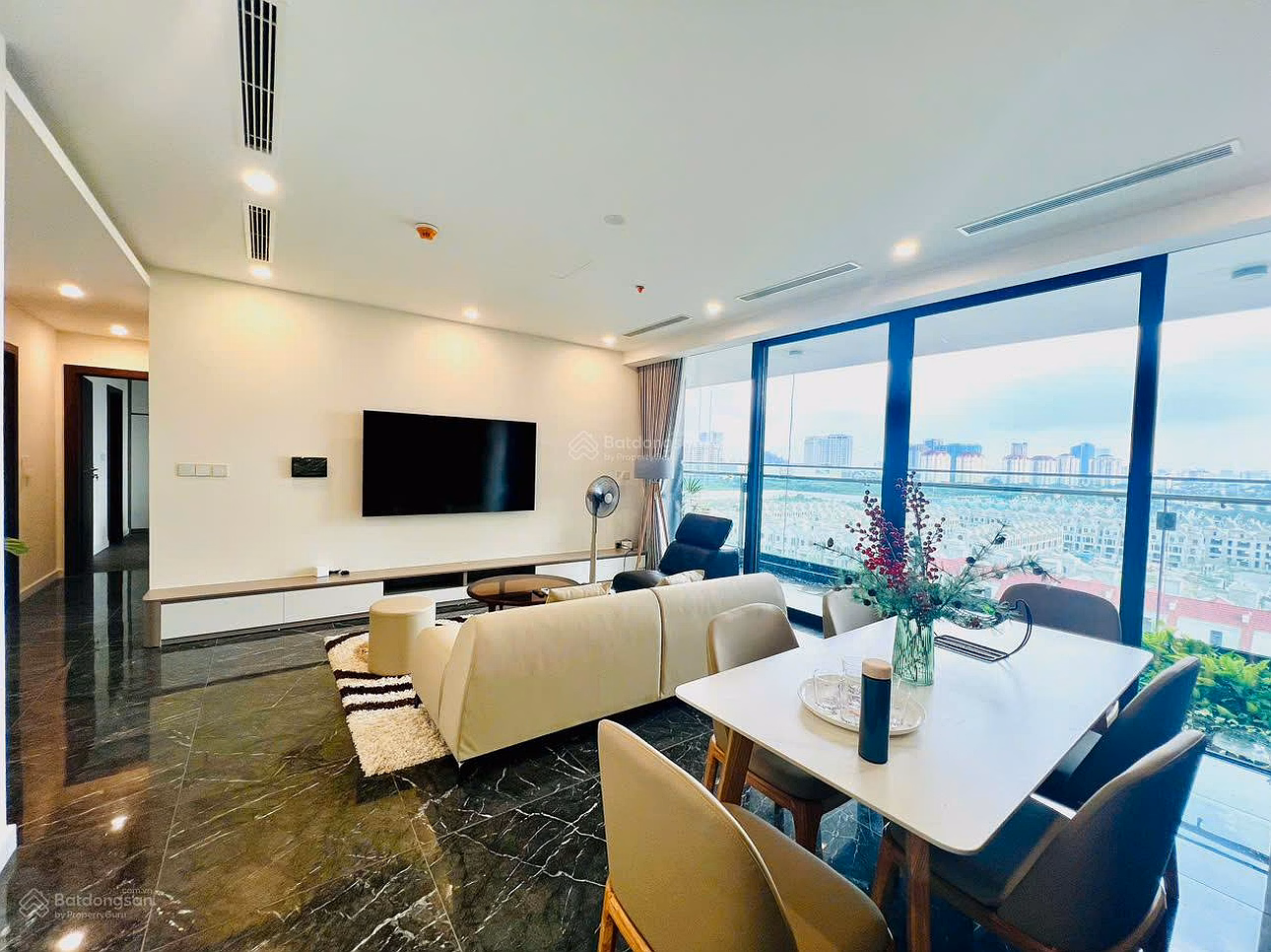 Owner's apartment! For sale in apartment N01-T8 Ngoai Giao Doan, 2 bedrooms, 2 bathrooms. Best price on the market