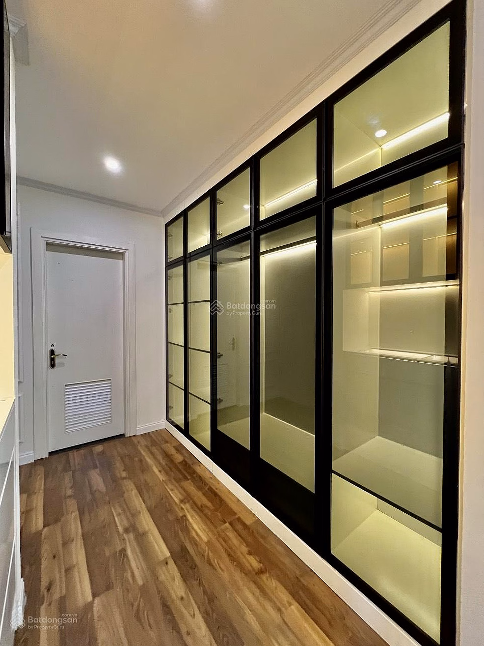 Owner offers to sell Five Star apartment No. 2 Kim Giang 75m2 2 bedrooms 2 bathrooms fully furnished 24/7 viewing