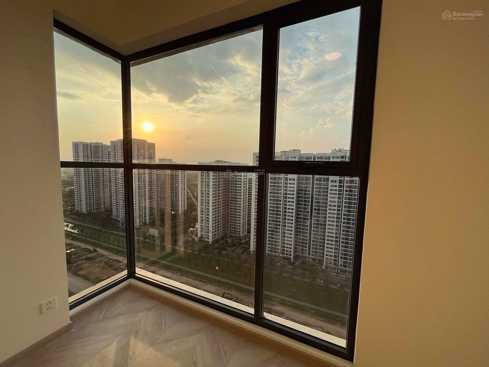 Selling 2 bedrooms Masteri Center Point for only 4.65 billion - clear view - get house immediately, near Vinwonder
