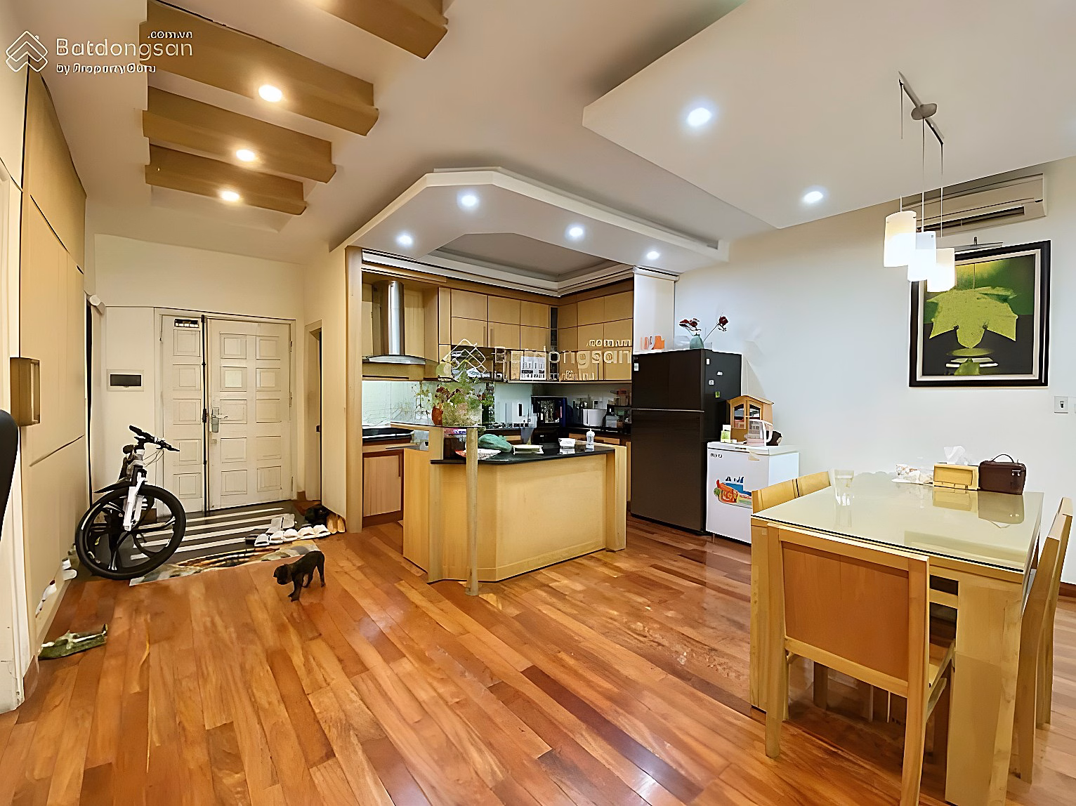 Selling the most beautiful apartment of 171m2, 3 bedrooms, 3 bathrooms in Trung Hoa Nhan Chinh urban area. Fully furnished, with car slot