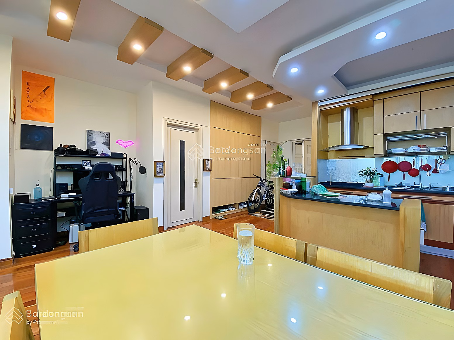 Selling the most beautiful apartment of 171m2, 3 bedrooms, 3 bathrooms in Trung Hoa Nhan Chinh urban area. Fully furnished, with car slot
