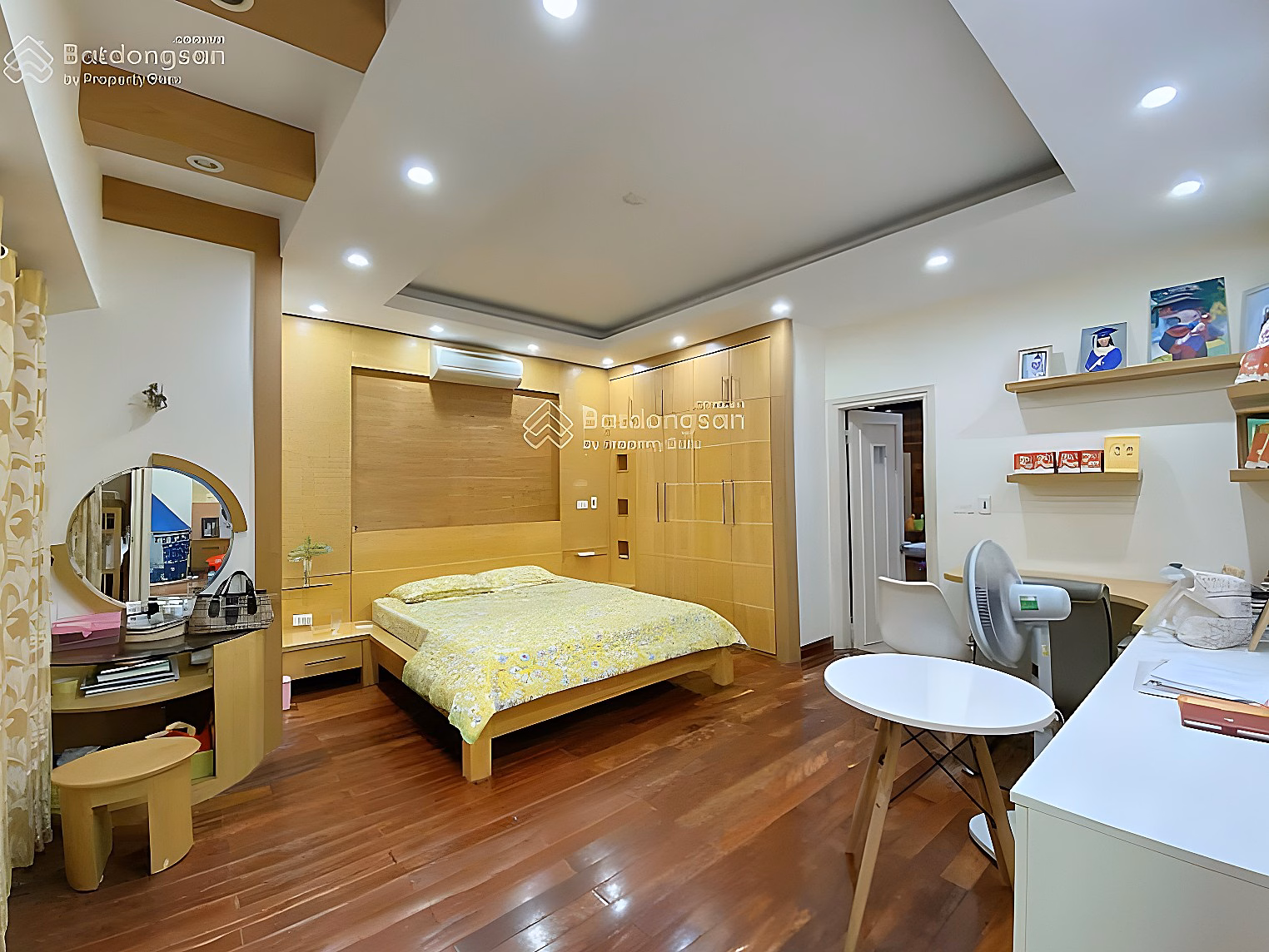 Selling the most beautiful apartment of 171m2, 3 bedrooms, 3 bathrooms in Trung Hoa Nhan Chinh urban area. Fully furnished, with car slot