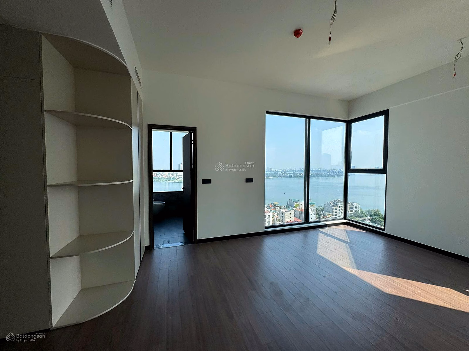 I need to urgently sell a 4-bedroom apartment with direct view of West Lake, 187m2, 36 billion***
