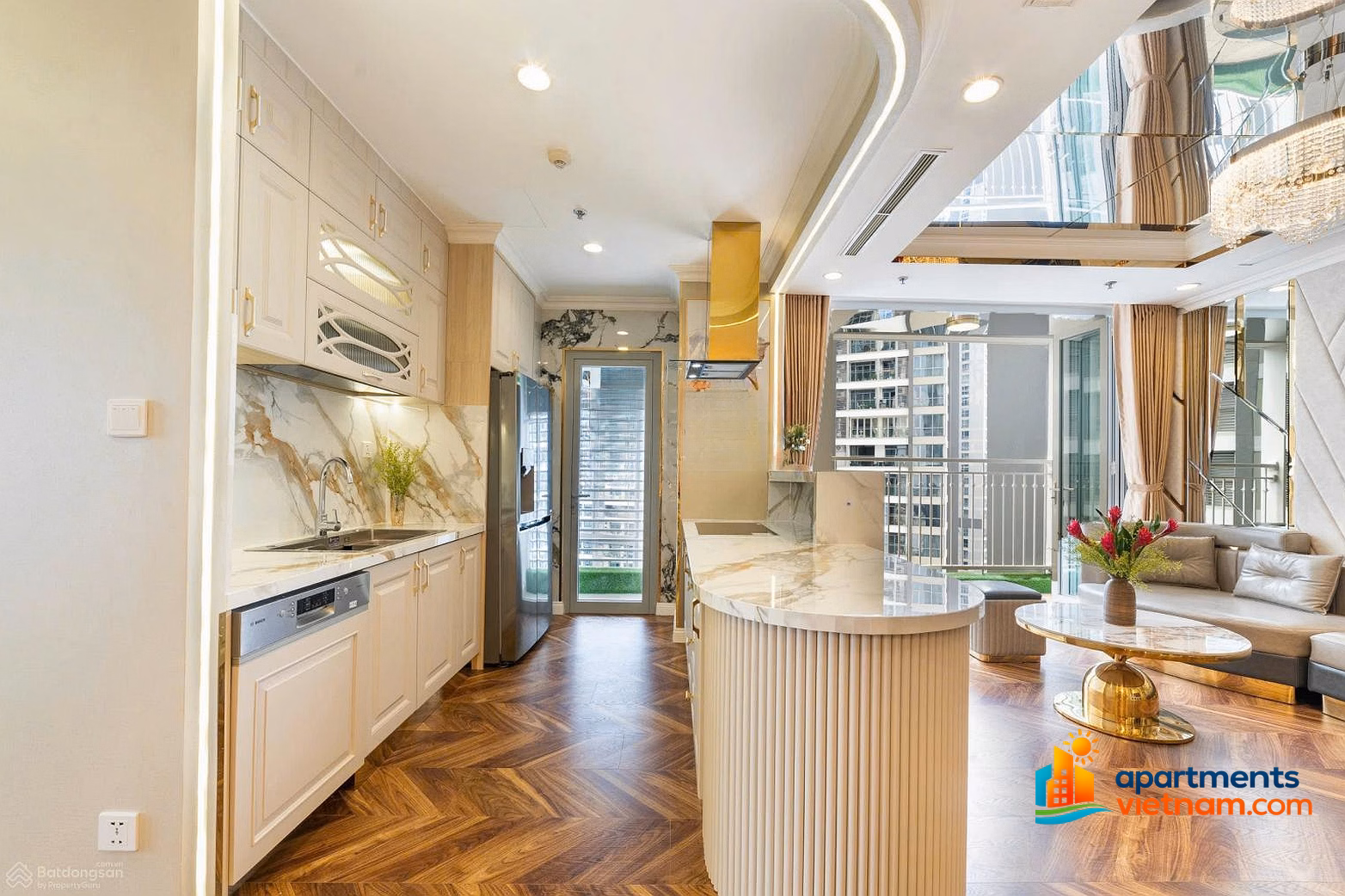 Cute landlord offers exclusive 2-bedroom apartment for rent in Vinhomes Central Park. Good price