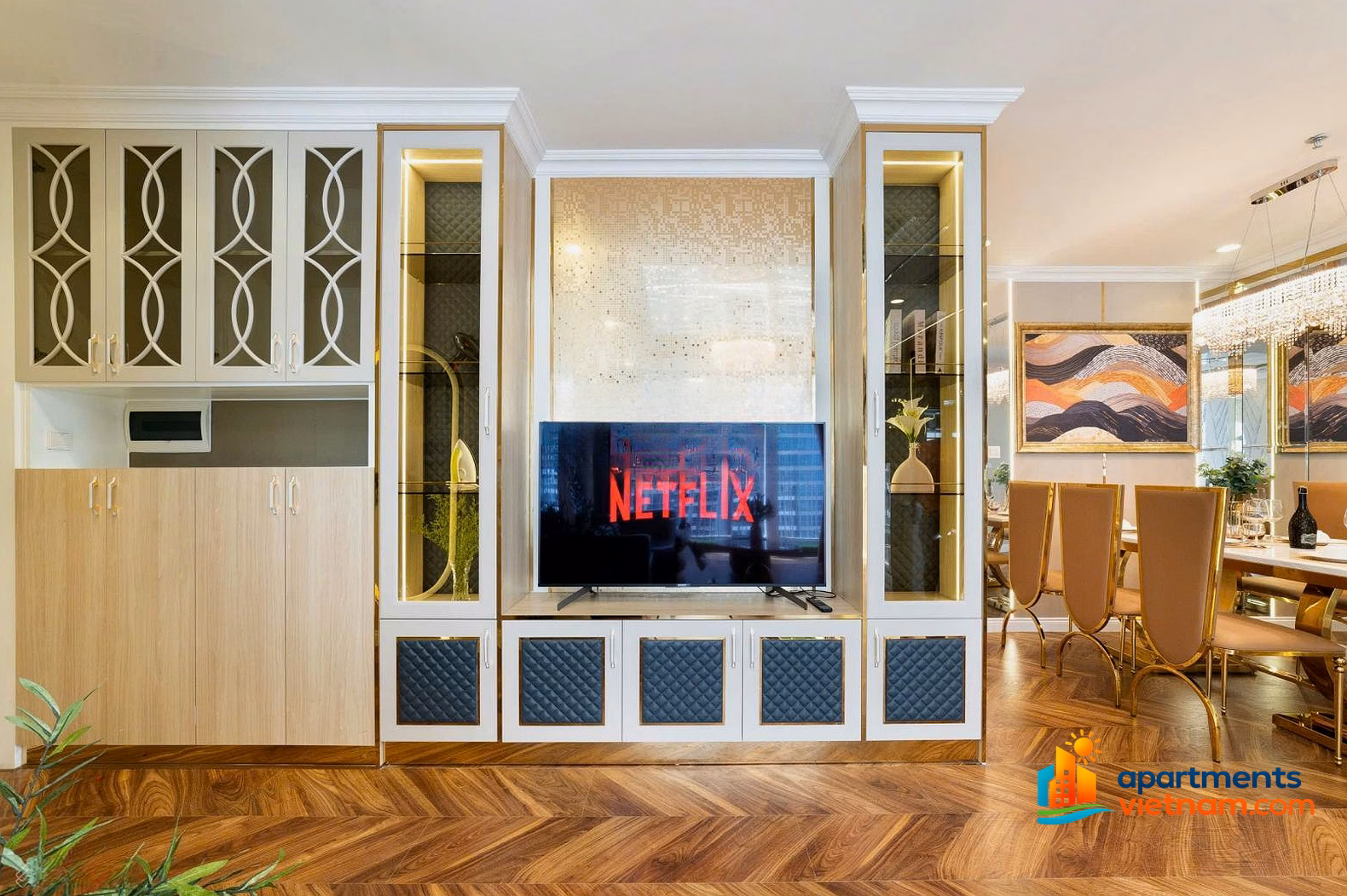 Cute landlord offers exclusive 2-bedroom apartment for rent in Vinhomes Central Park. Good price