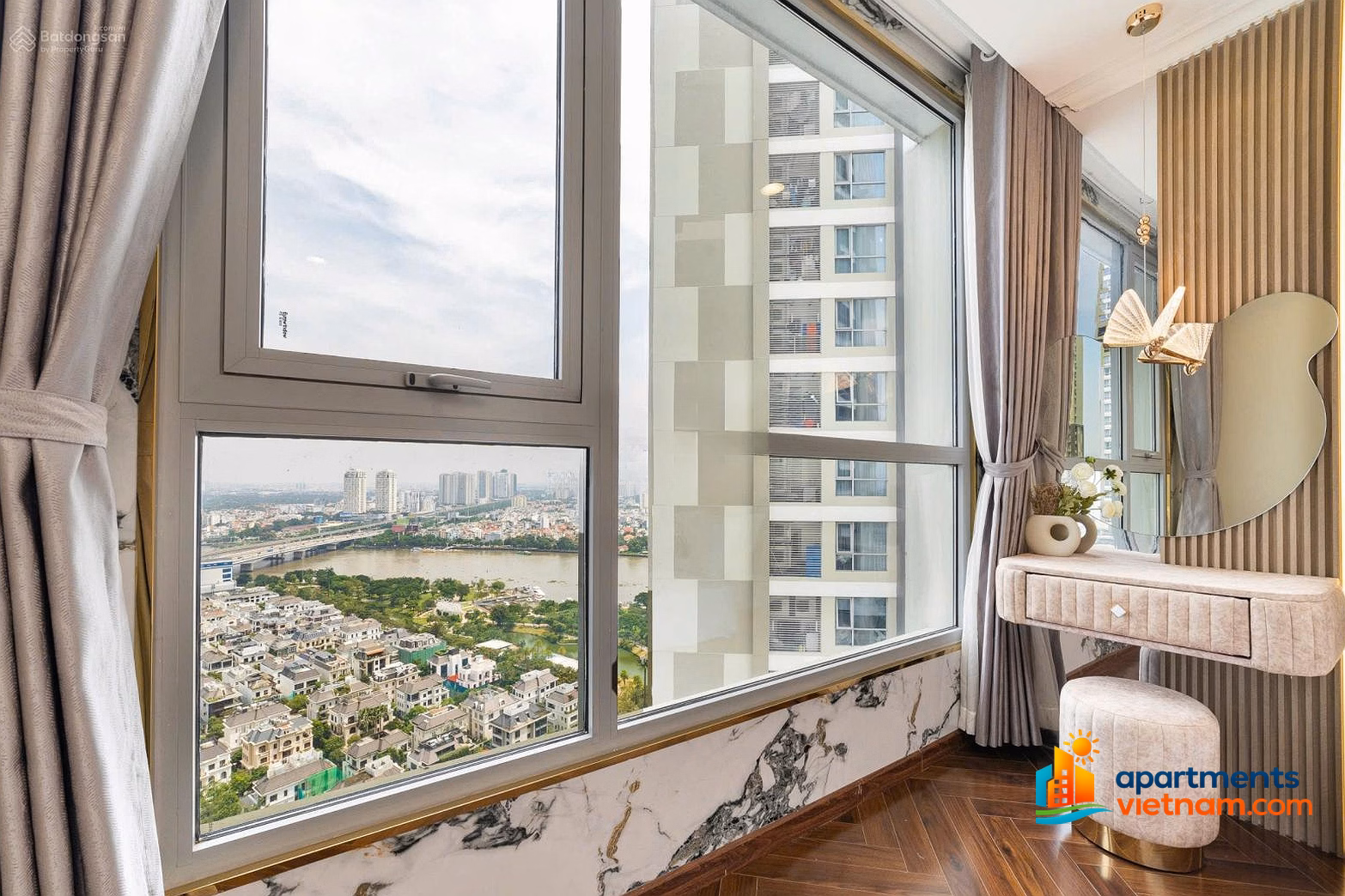 Cute landlord offers exclusive 2-bedroom apartment for rent in Vinhomes Central Park. Good price