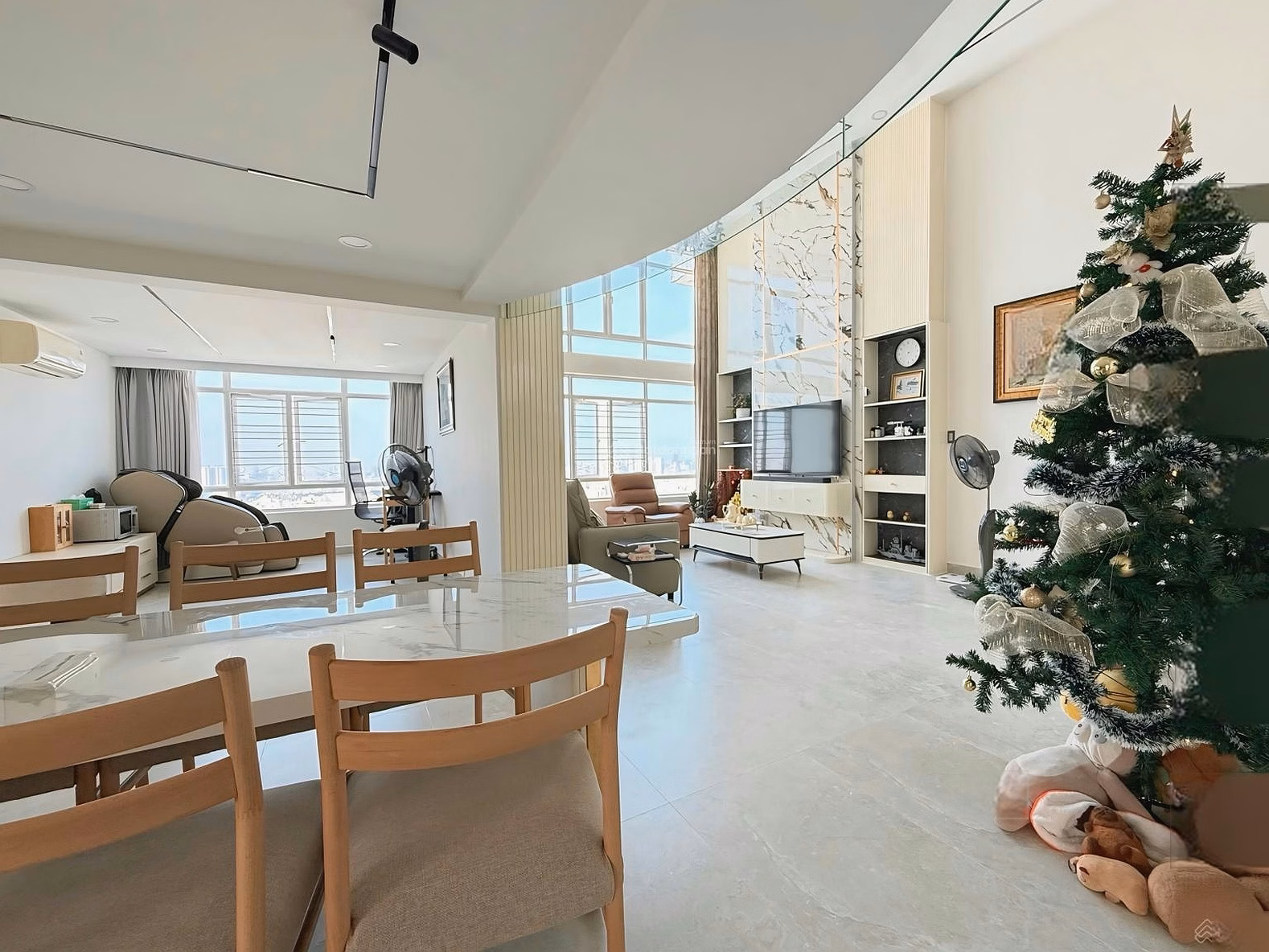 Selling a completely new 240m2 duplex apartment
