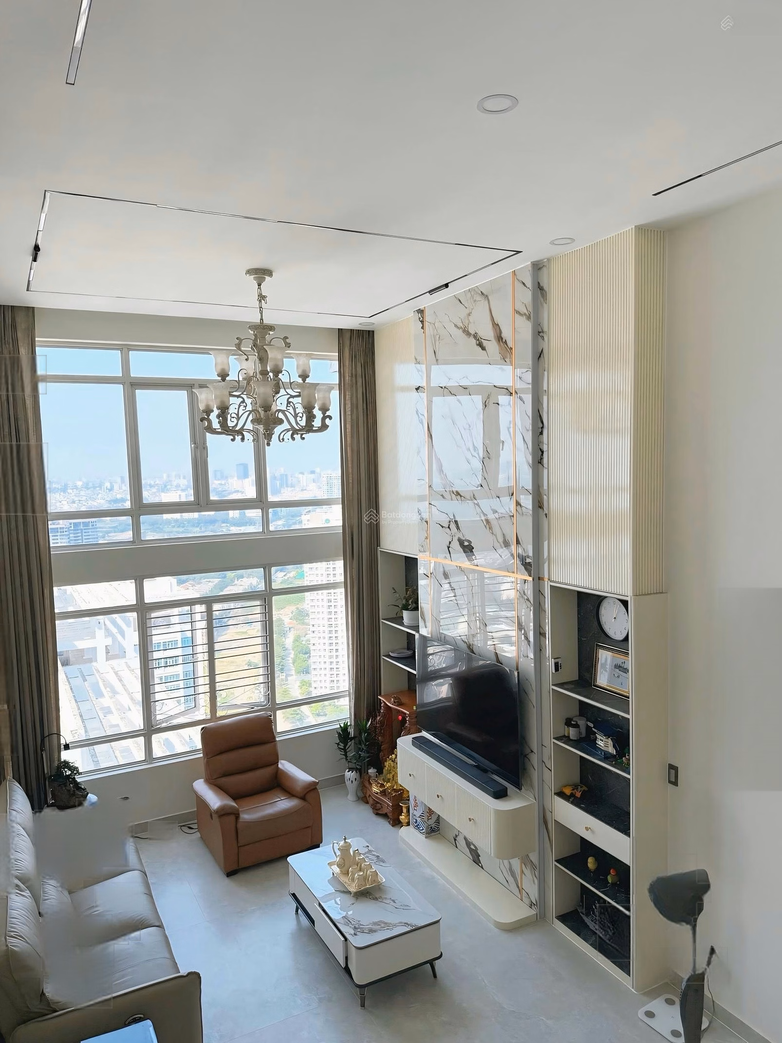 Selling a completely new 240m2 duplex apartment
