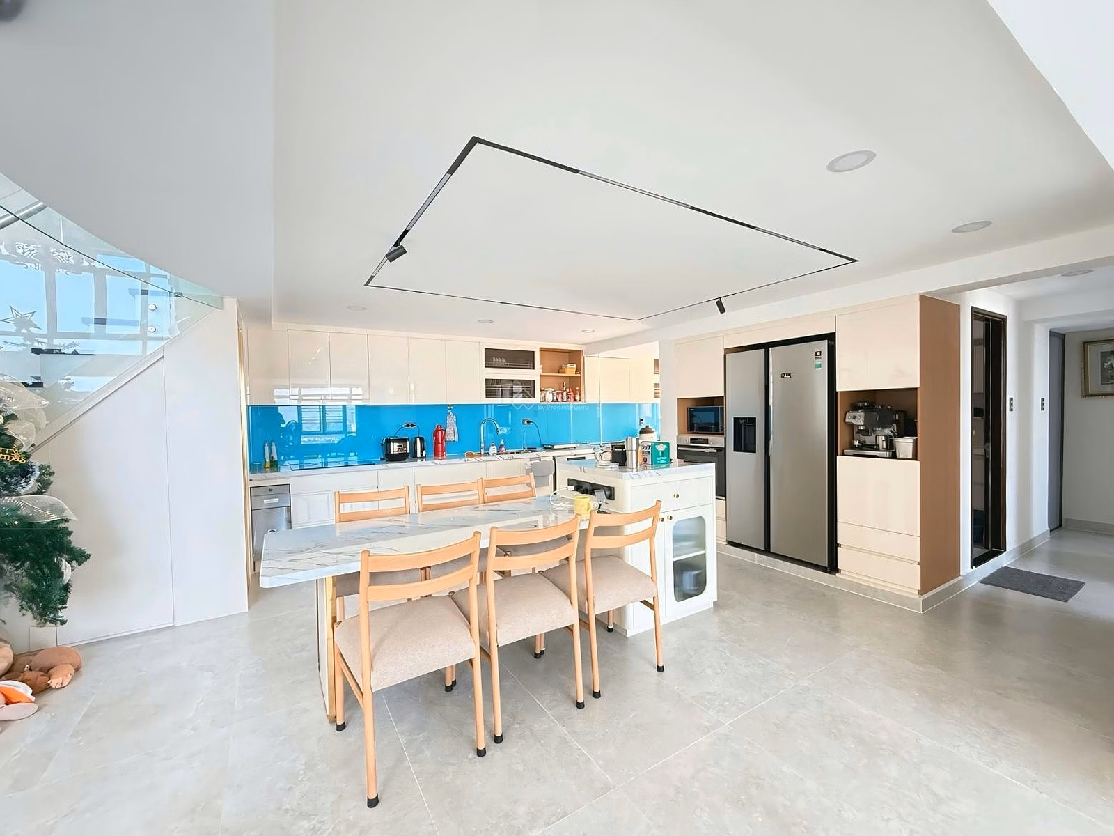 Selling a completely new 240m2 duplex apartment