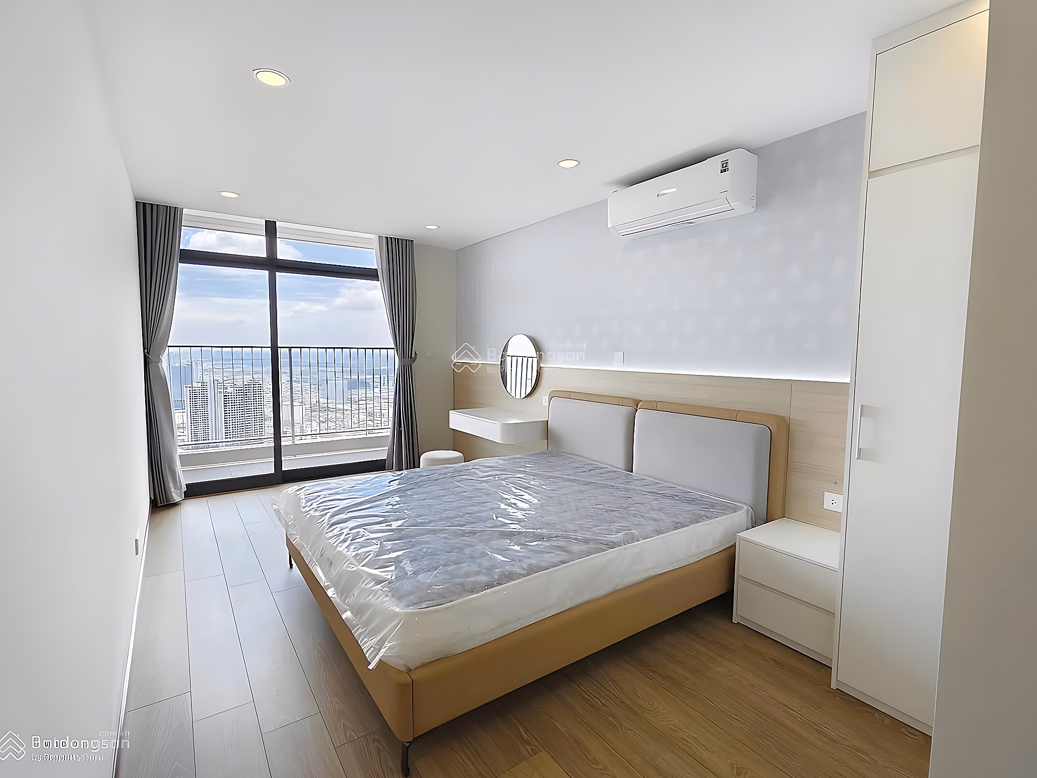 Management board for rent Ngoai Giao Doan apartment with 2 bedrooms, 3 bedrooms, 4 bedrooms duplex, price from 12 million to 23 million, beautiful lake view, car slot