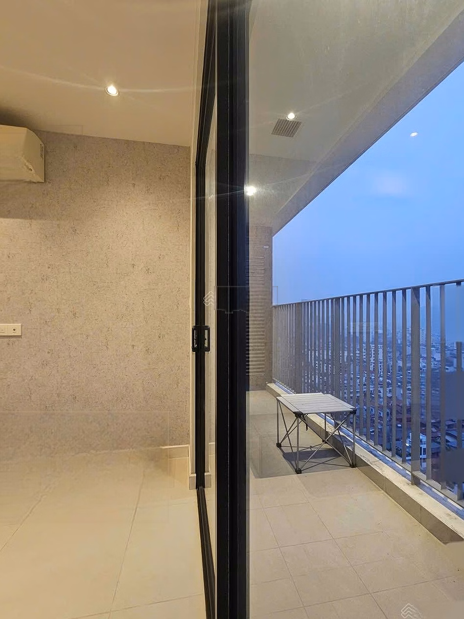 For rent at Kosmo Tay Ho 2 bedrooms - 14 million/month, fully furnished, West Lake view. There are slots