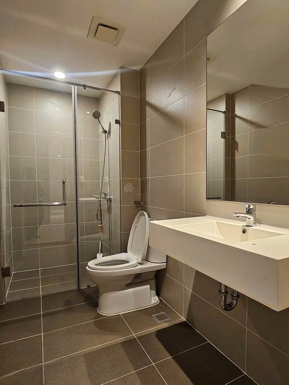 For rent at Kosmo Tay Ho 2 bedrooms - 14 million/month, fully furnished, West Lake view. There are slots