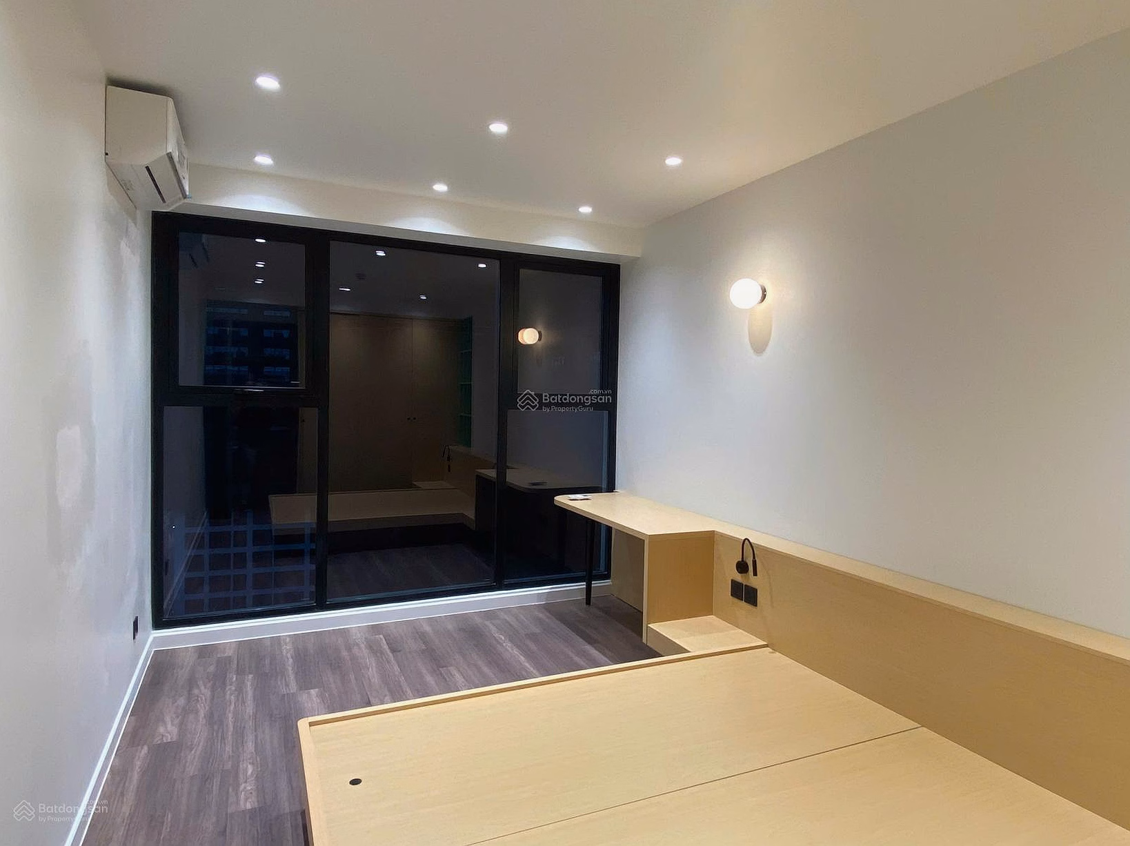 Heritage West Lake apartment urgently for rent at 677 Lac Long Quan - I am the landlord, goodwill 0983 726 ***