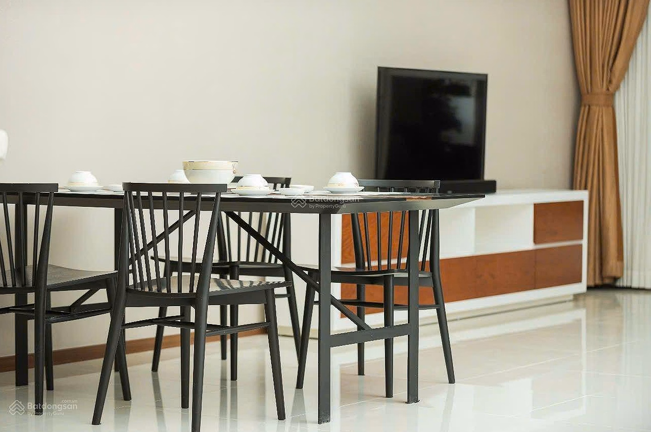 Need to sell urgently 3 bedroom corner apartment 136m2, price 13 billion, high floor, nice view