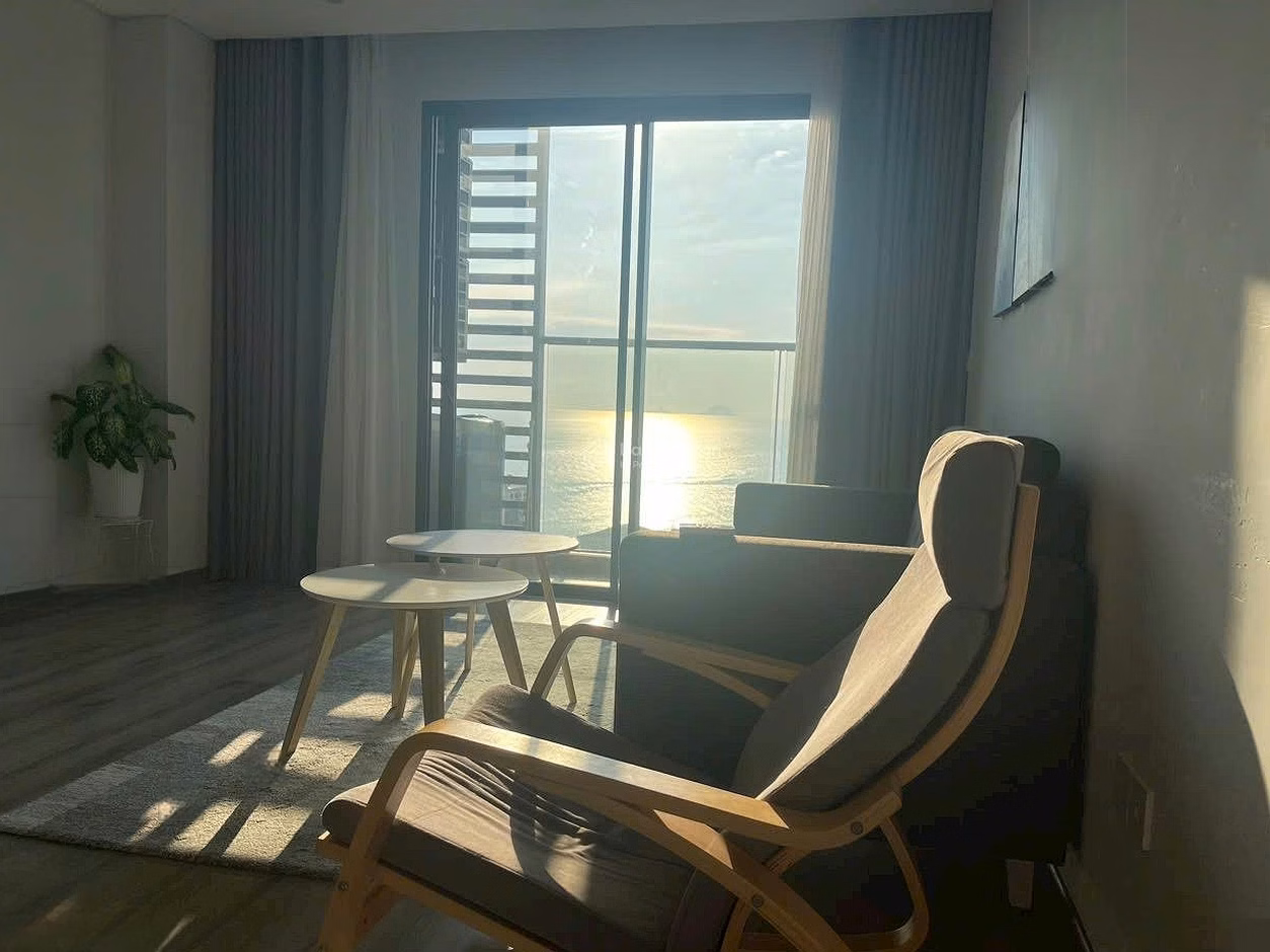 Quick sale of apartment right on the beach in Nha Trang center for just over 2 billion