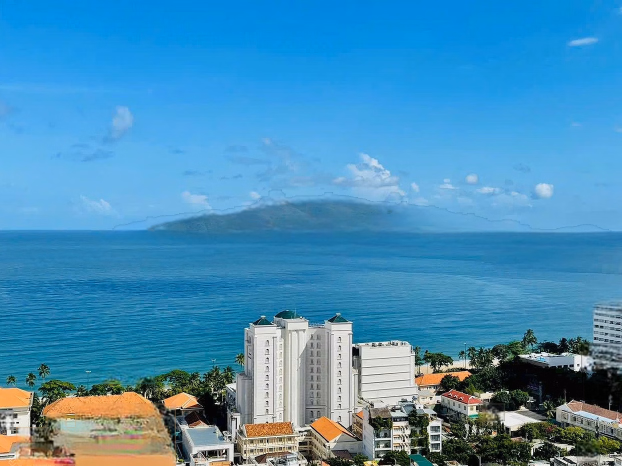 Quick sale of apartment right on the beach in Nha Trang center for just over 2 billion