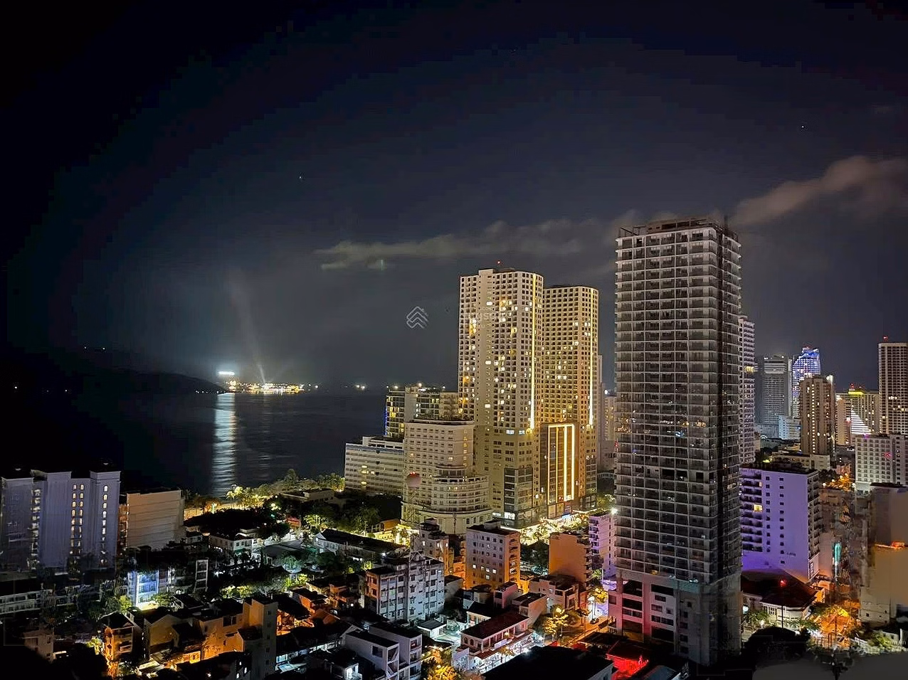 Quick sale of apartment right on the beach in Nha Trang center for just over 2 billion