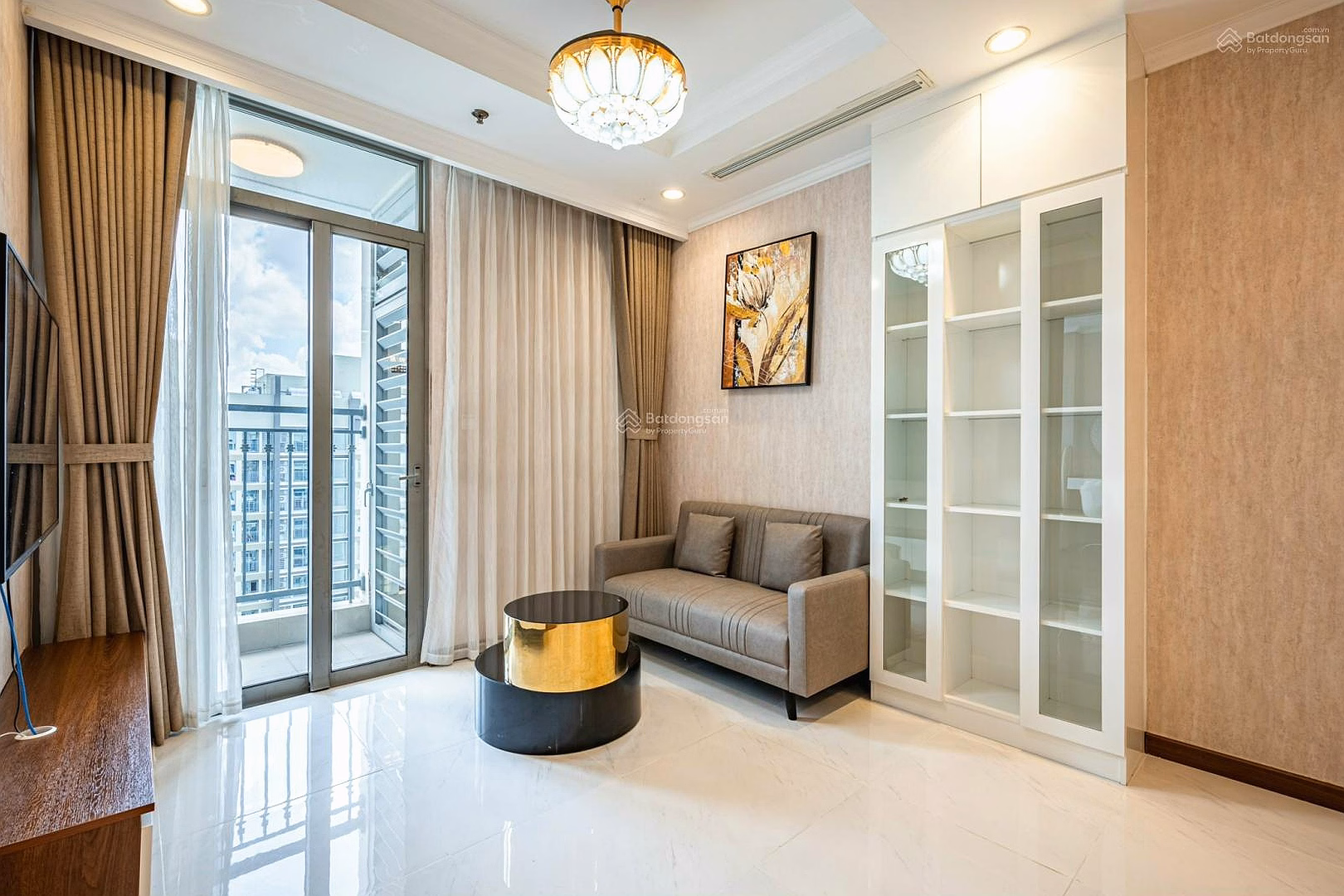 The owner is strapped for money and needs to sell 1 bedroom to settle down at a good price for good customers. Vinhomes Central Park has a nice view