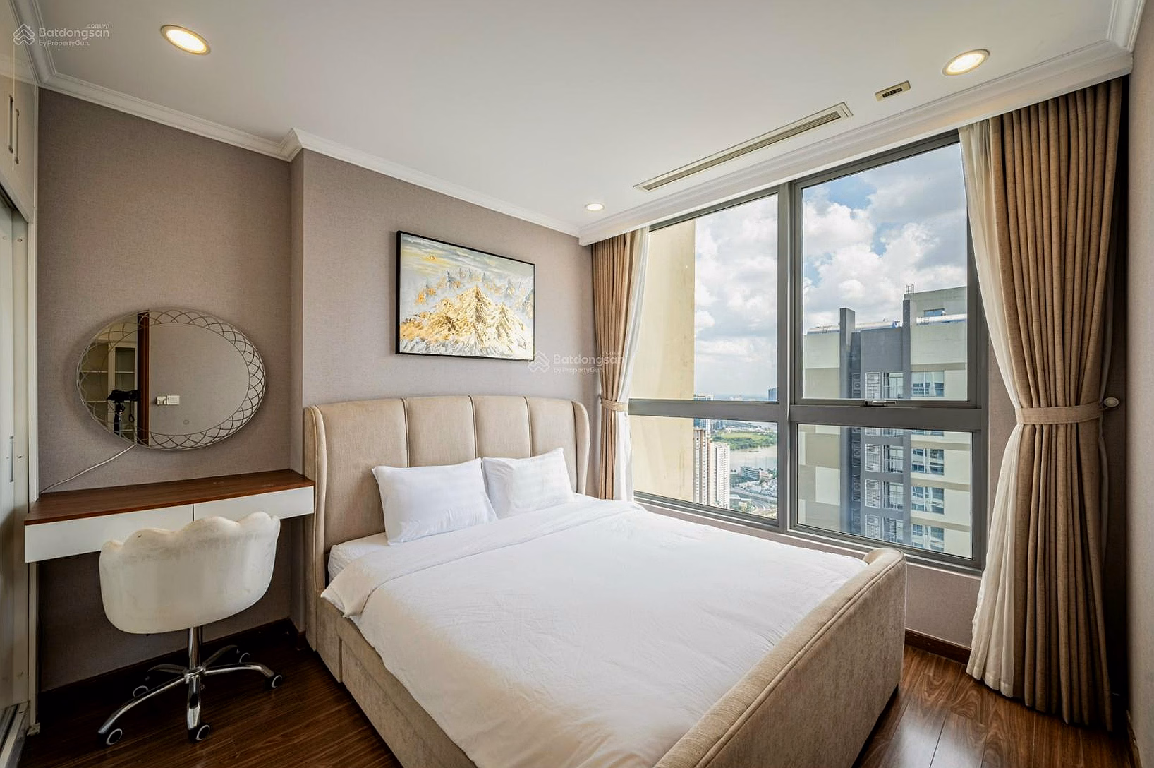 The owner is strapped for money and needs to sell 1 bedroom to settle down at a good price for good customers. Vinhomes Central Park has a nice view