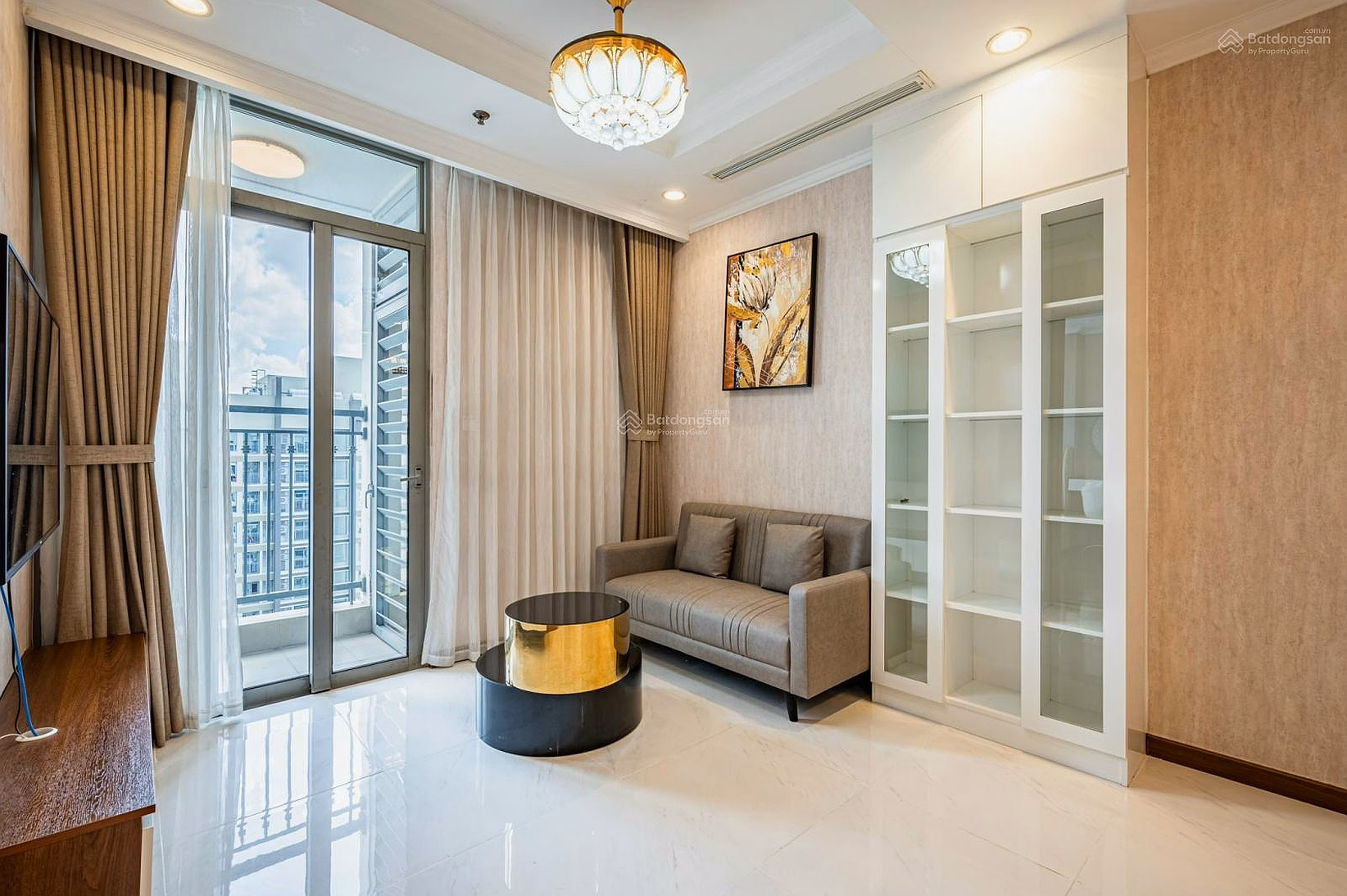 The owner is strapped for money and needs to sell 1 bedroom to settle down at a good price for good customers. Vinhomes Central Park has a nice view