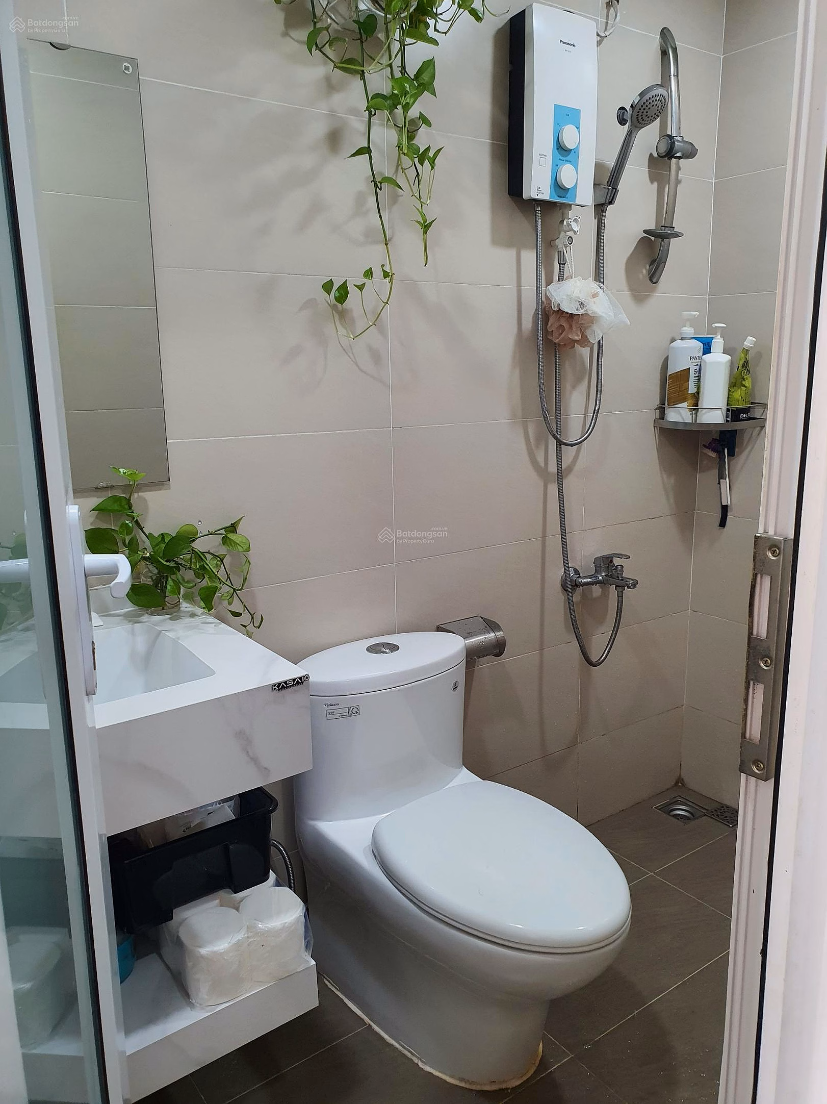 Selling 75m2 apartment, price 3.02 billion with book at Orchid Park. Furniture included