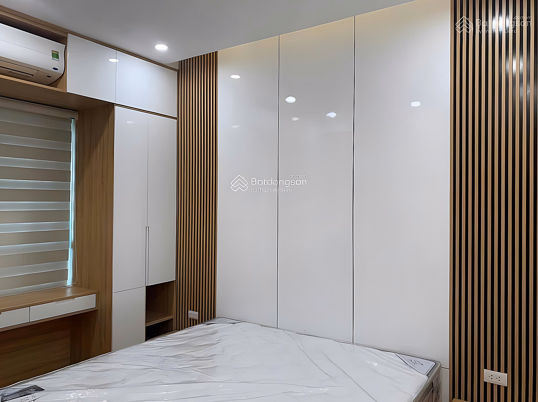 Urgent sale 57m2 apartment with 2 bedrooms, 1 bathroom, Southeast balcony, Sudico My Dinh Song Da