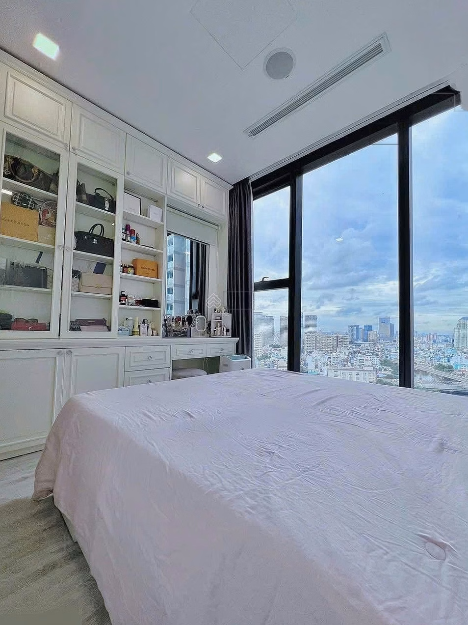 Luxury apartment for rent with 2 bedrooms, 2 bathrooms, 78m2 at Vinhomes Golden River, Ben Nghe, District 1, HCM, price negotiable