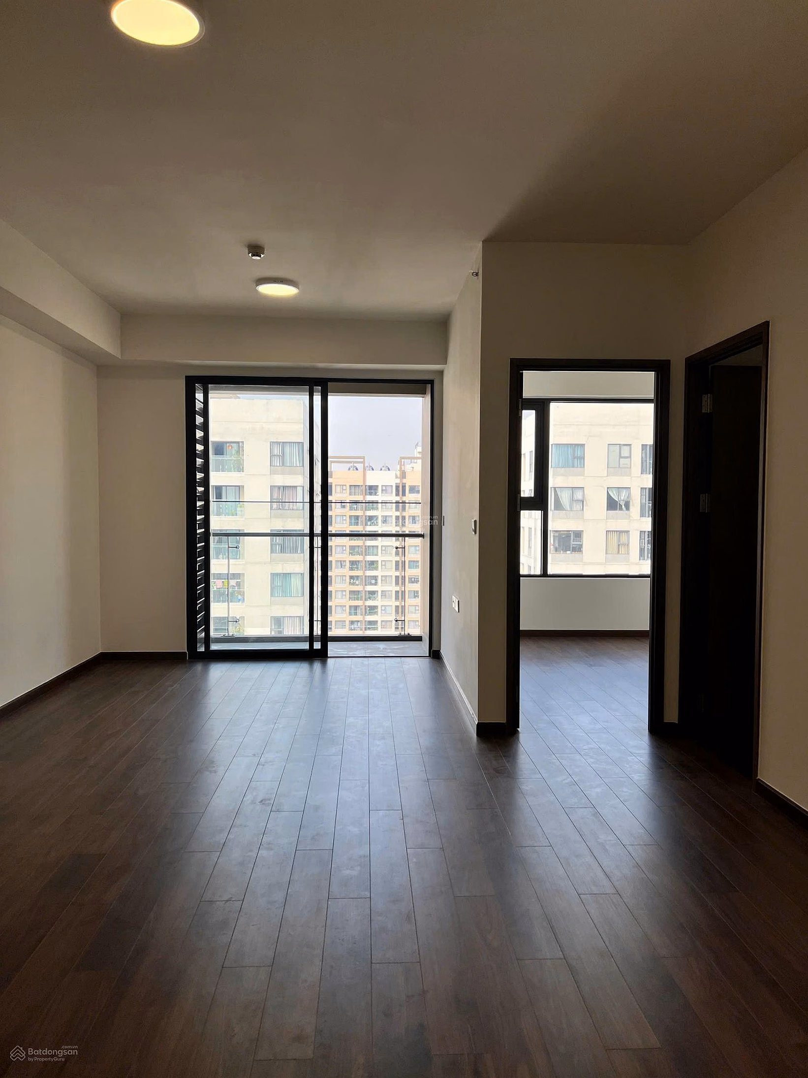 Need to sell urgently 80m2 2bancong apartment at Akari Vo Van Kiet only 4,550 billion with book