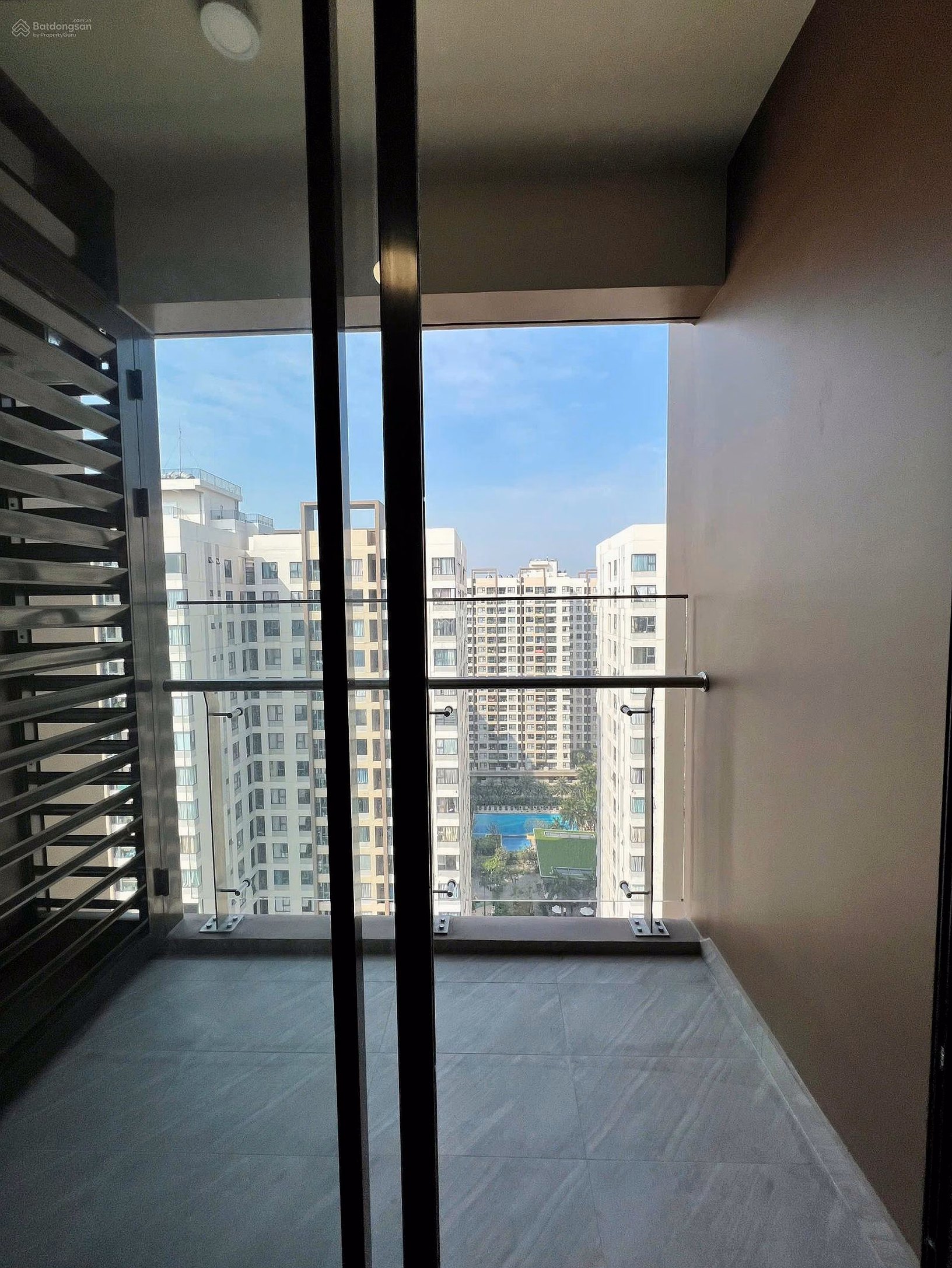 Need to sell urgently 80m2 2bancong apartment at Akari Vo Van Kiet only 4,550 billion with book
