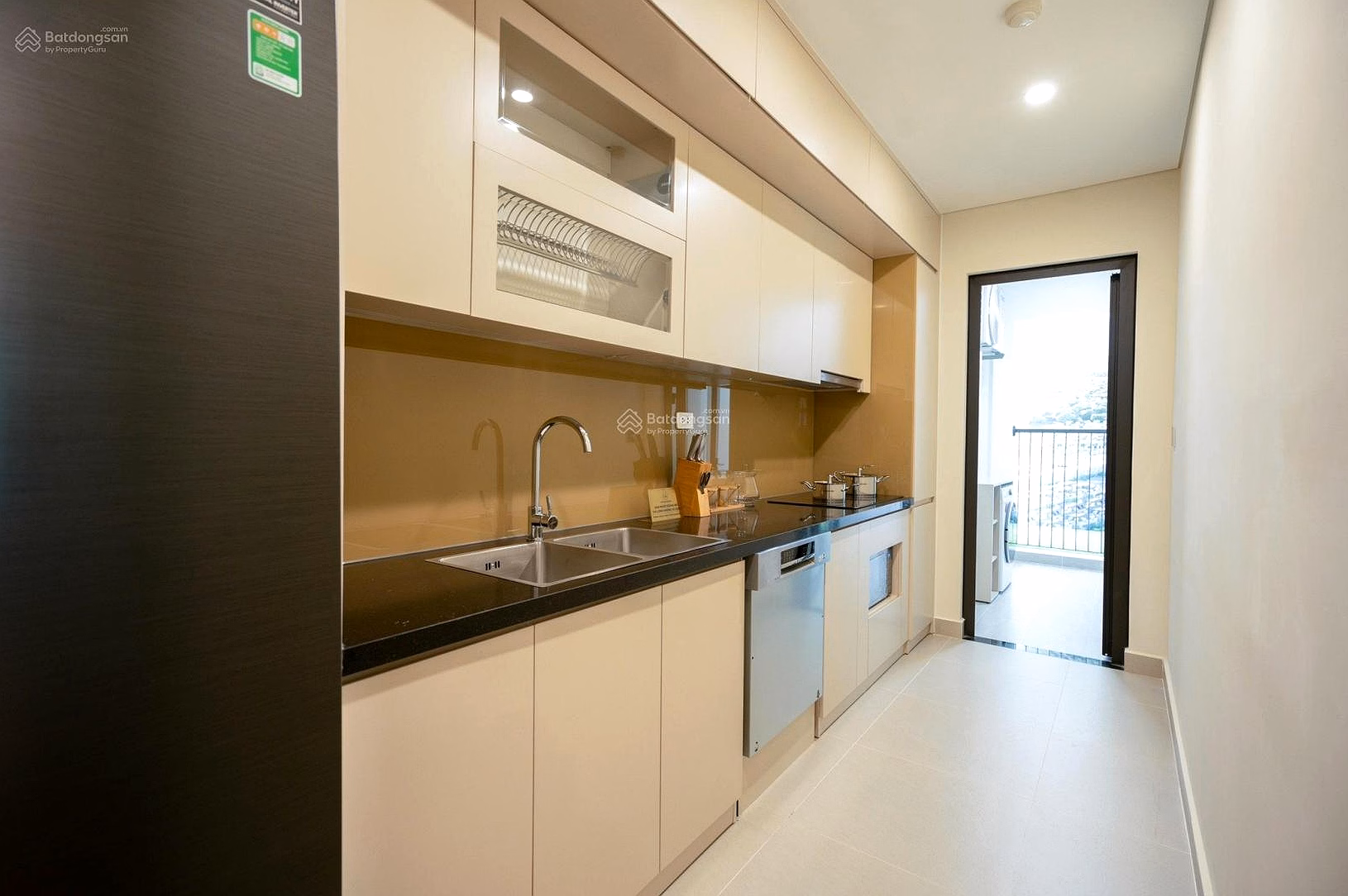 Thao is selling a 3-bedroom beauty queen's only apartment in the building for sale. Contact Thao to assist in viewing the house