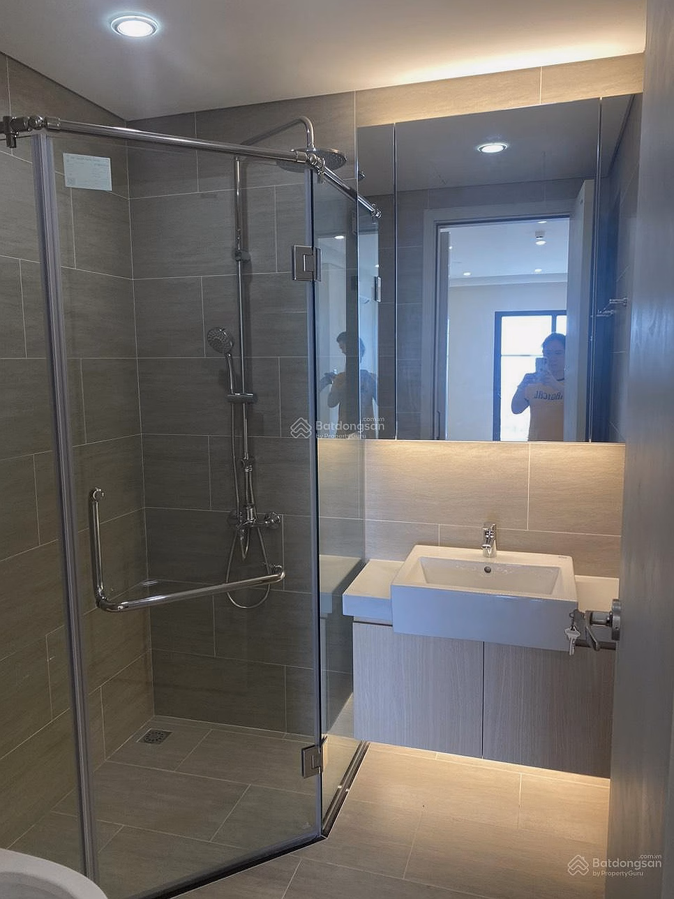 Thao is selling a 3-bedroom beauty queen's only apartment in the building for sale. Contact Thao to assist in viewing the house