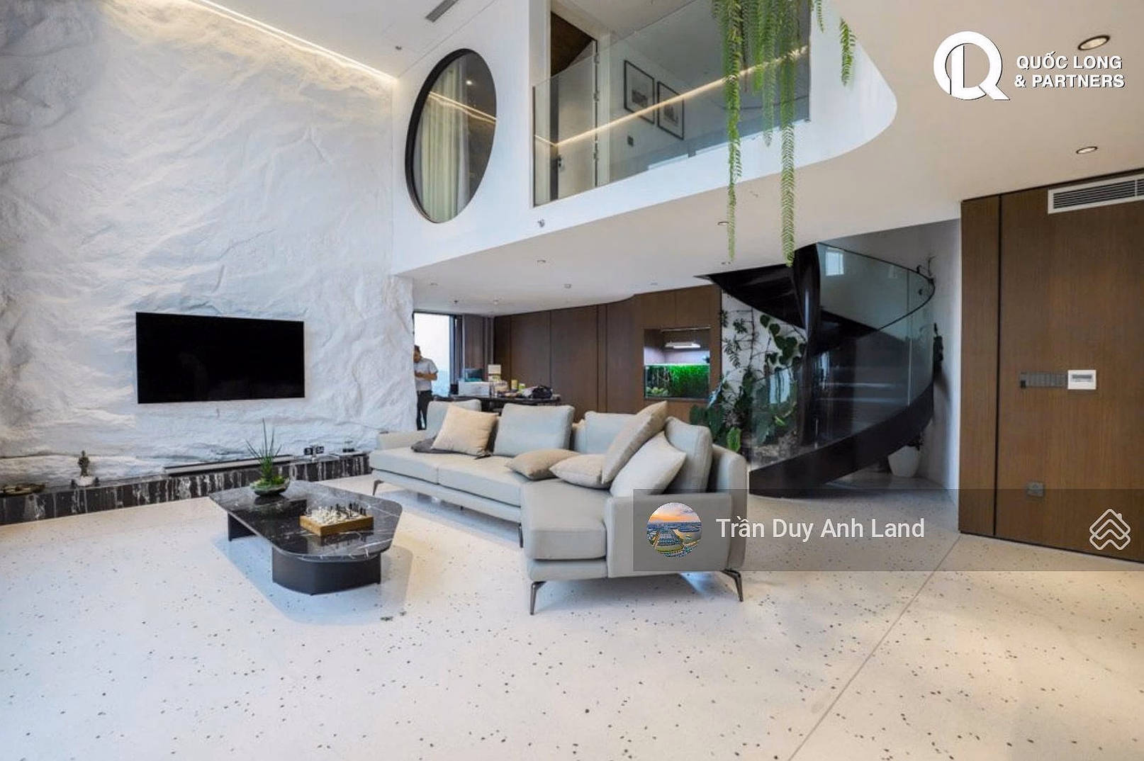 Owner sells Penthouse Sky Villas with 350m2 open floor Vinhomes Skylake Available for transaction